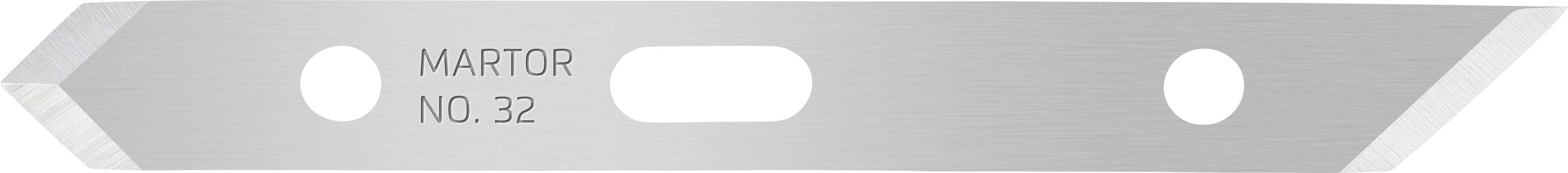 Une lame portant l'inscription 'MARTOR NO. 32', possédant deux ouvertures et une surface argentée et brillante.