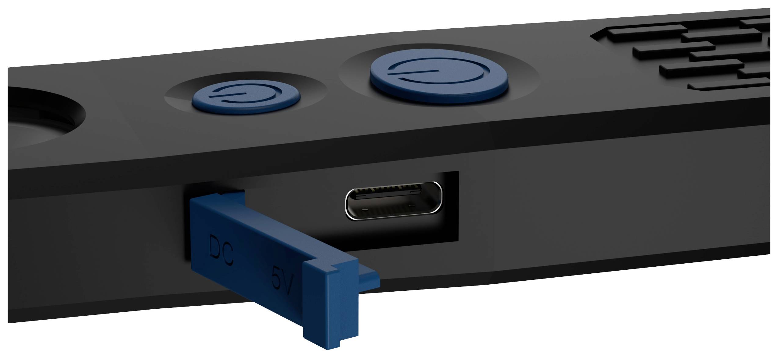Gros plan d'un appareil électronique noir avec deux boutons bleus et un port USB-C ouvert au centre.