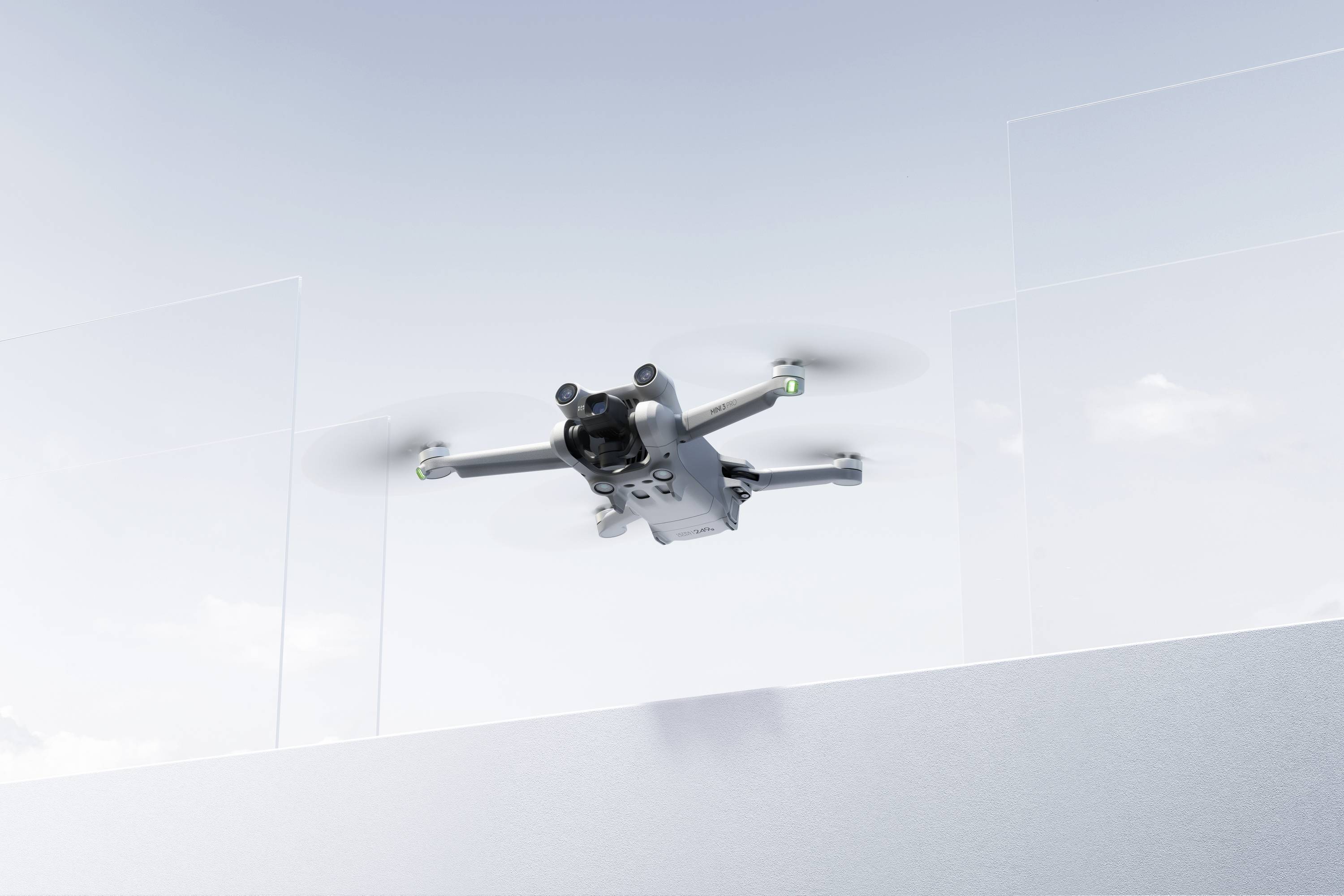 DJI Mini 3 Pro avec Smart Controller Drone quadricoptère prêt à voler (RtF) prises de vue aériennes gris clair