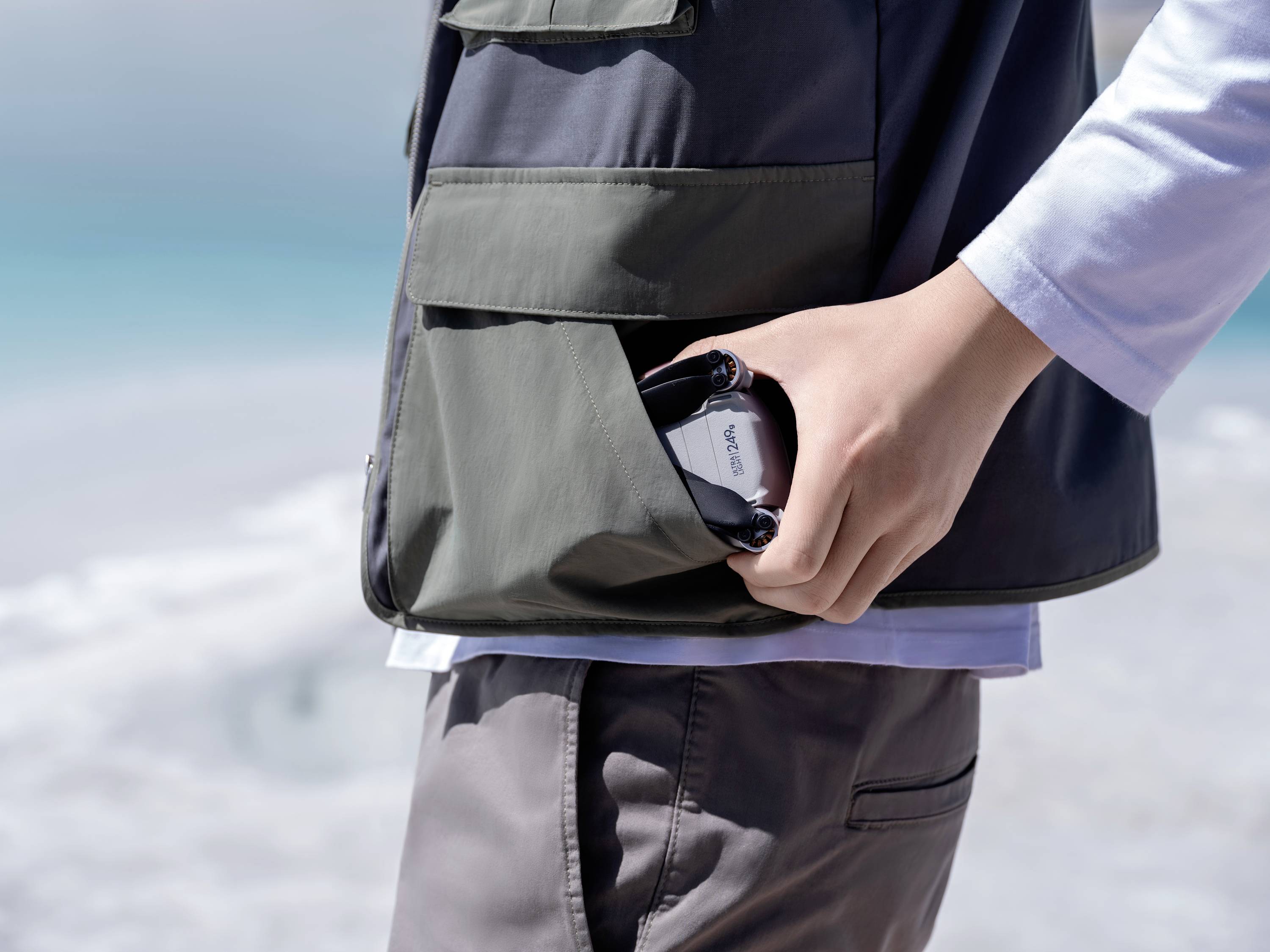 DJI Mini 3 Pro avec Smart Controller Drone quadricoptère prêt à voler (RtF) prises de vue aériennes gris clair