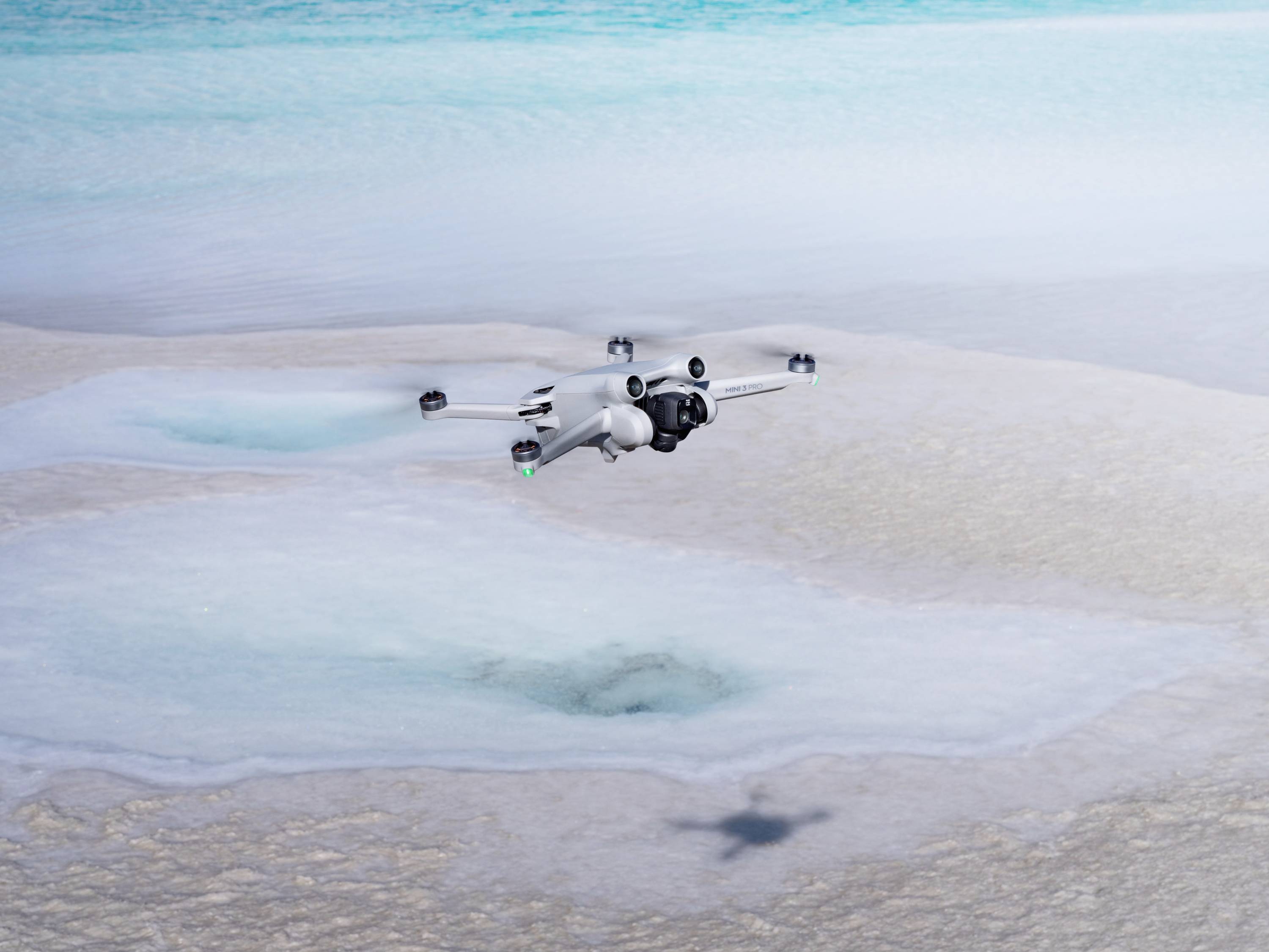 DJI Mini 3 Pro avec Smart Controller Drone quadricoptère prêt à voler (RtF) prises de vue aériennes gris clair