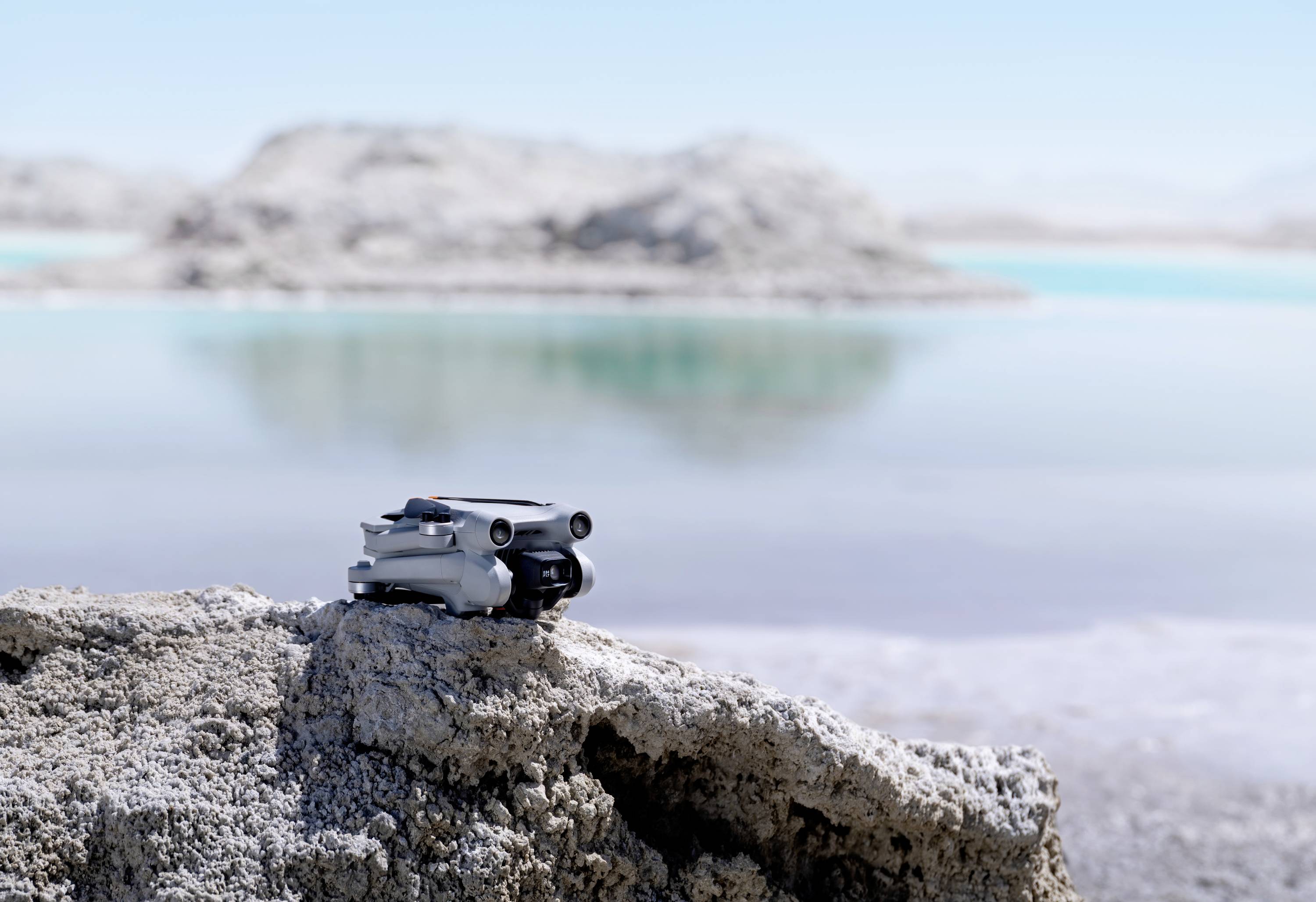 DJI Mini 3 Pro avec Smart Controller Drone quadricoptère prêt à voler (RtF) prises de vue aériennes gris clair