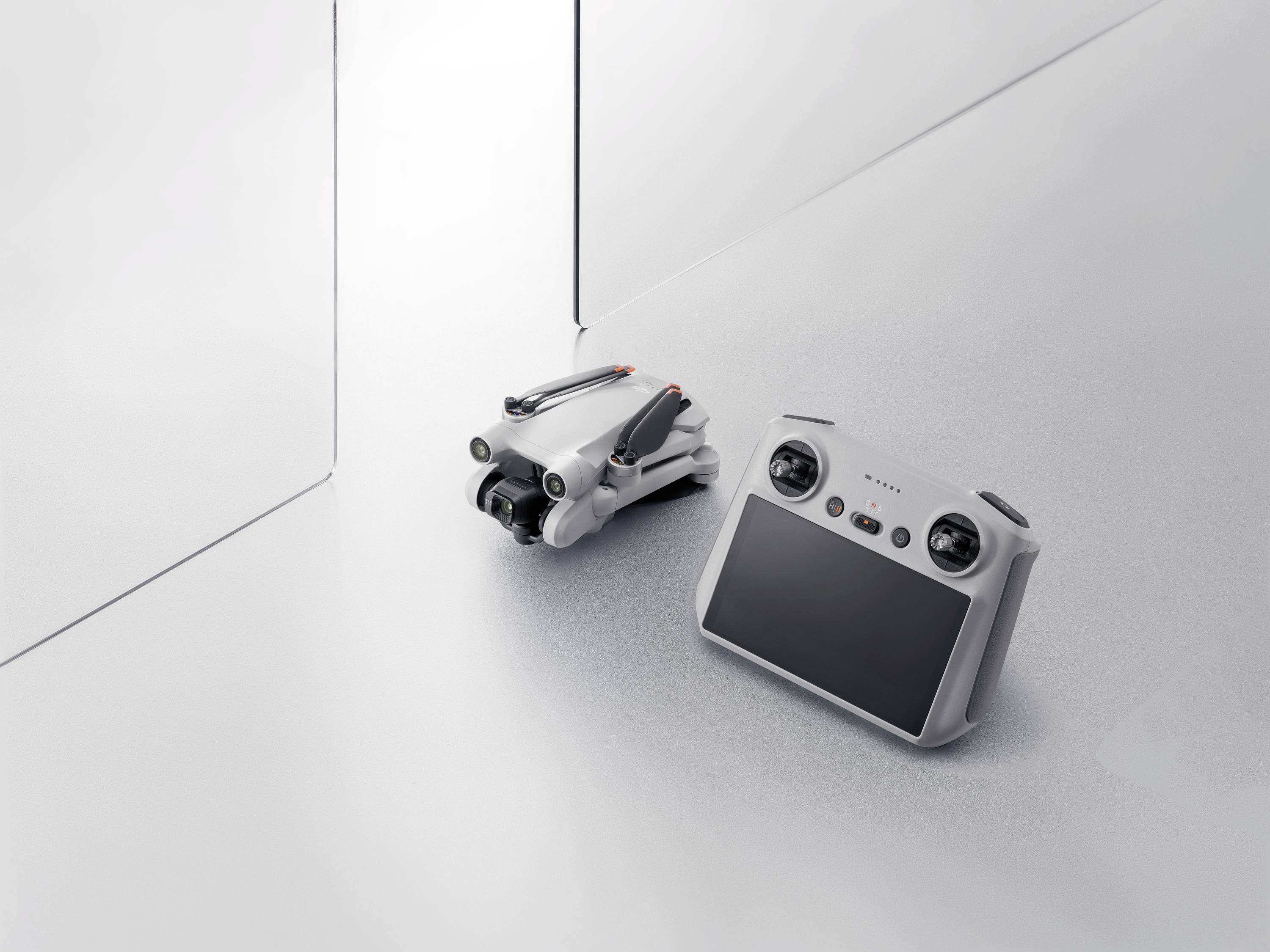 DJI Mini 3 Pro avec Smart Controller Drone quadricoptère prêt à voler (RtF) prises de vue aériennes gris clair