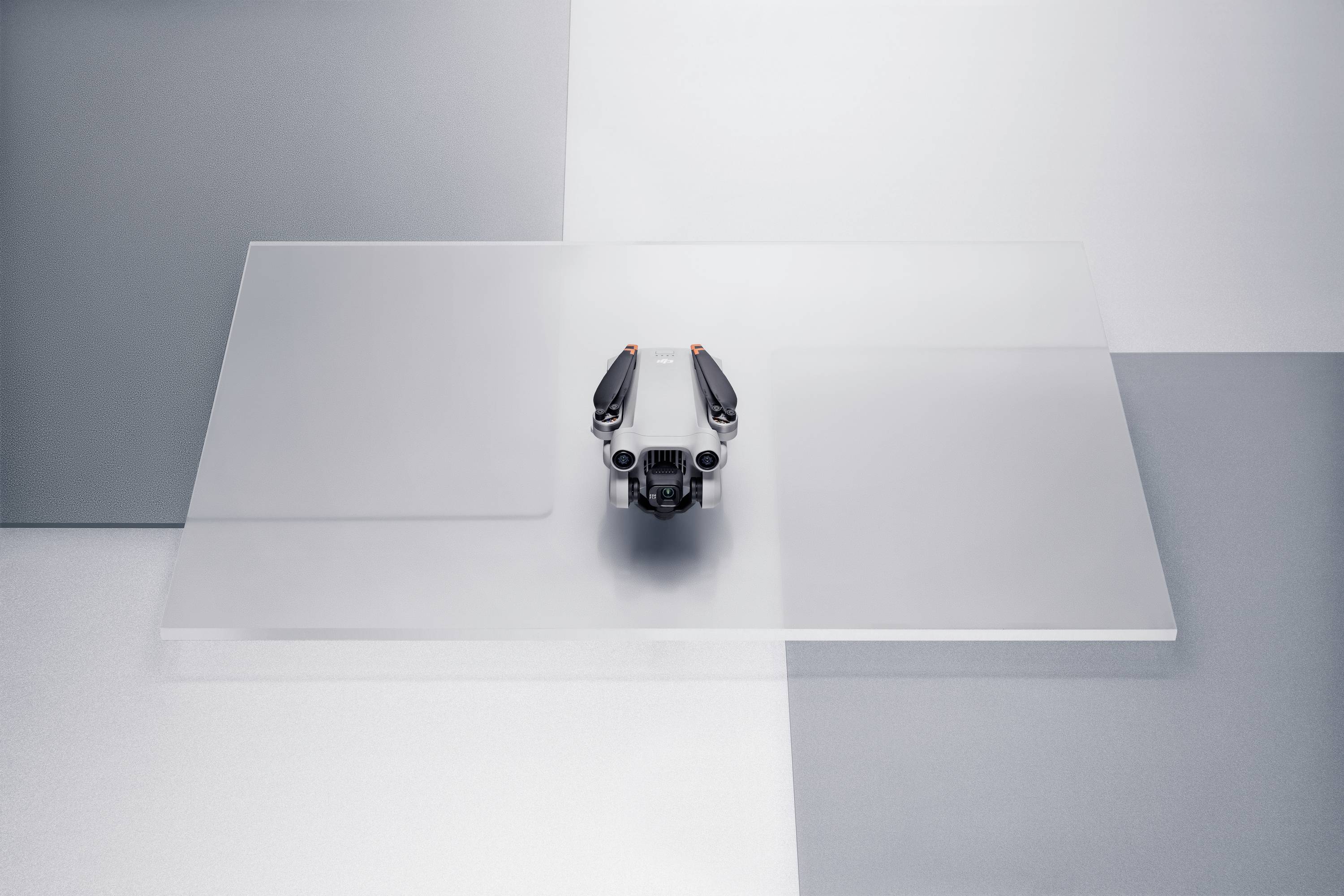 DJI Mini 3 Pro avec Smart Controller Drone quadricoptère prêt à voler (RtF) prises de vue aériennes gris clair