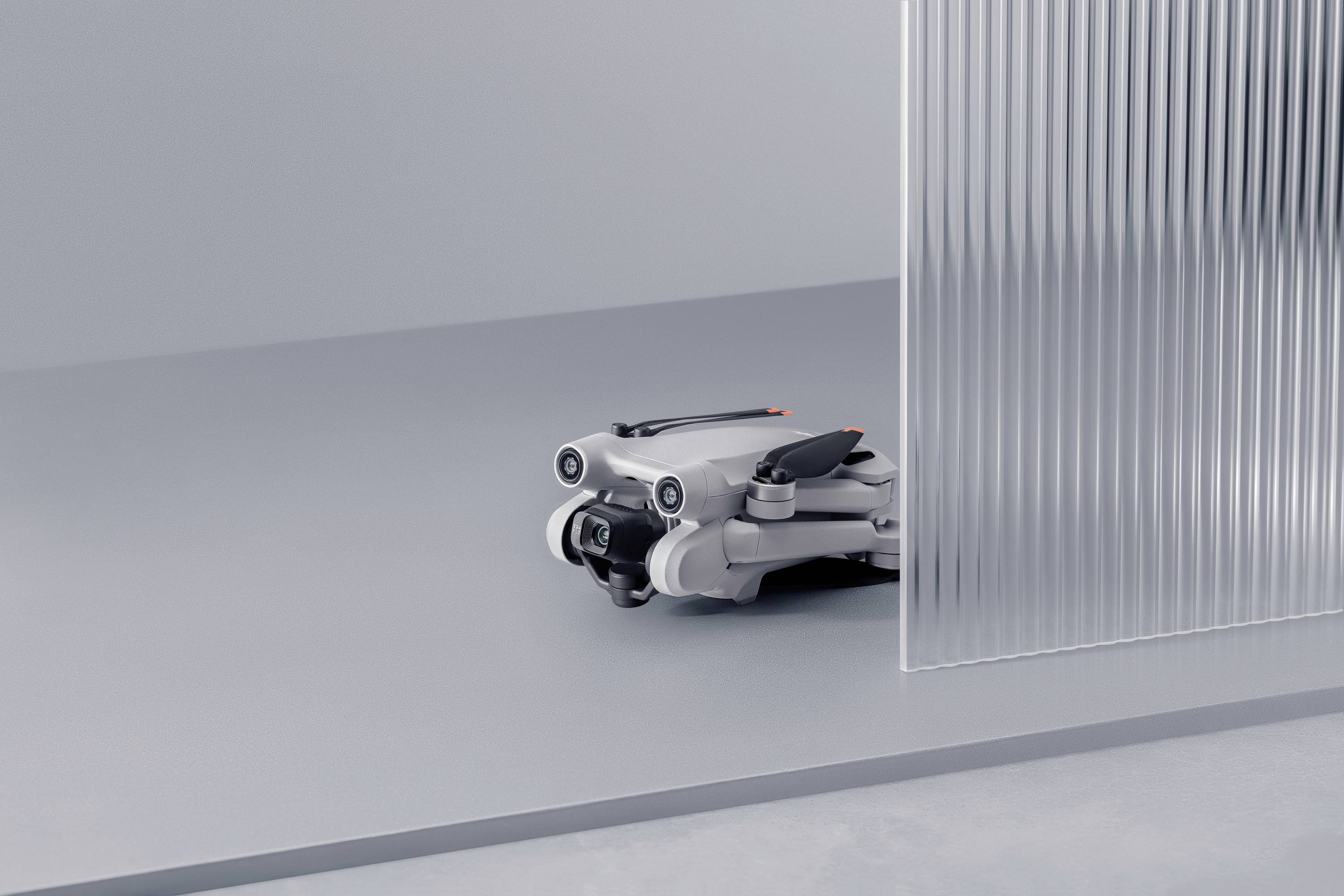 DJI Mini 3 Pro avec Smart Controller Drone quadricoptère prêt à voler (RtF) prises de vue aériennes gris clair