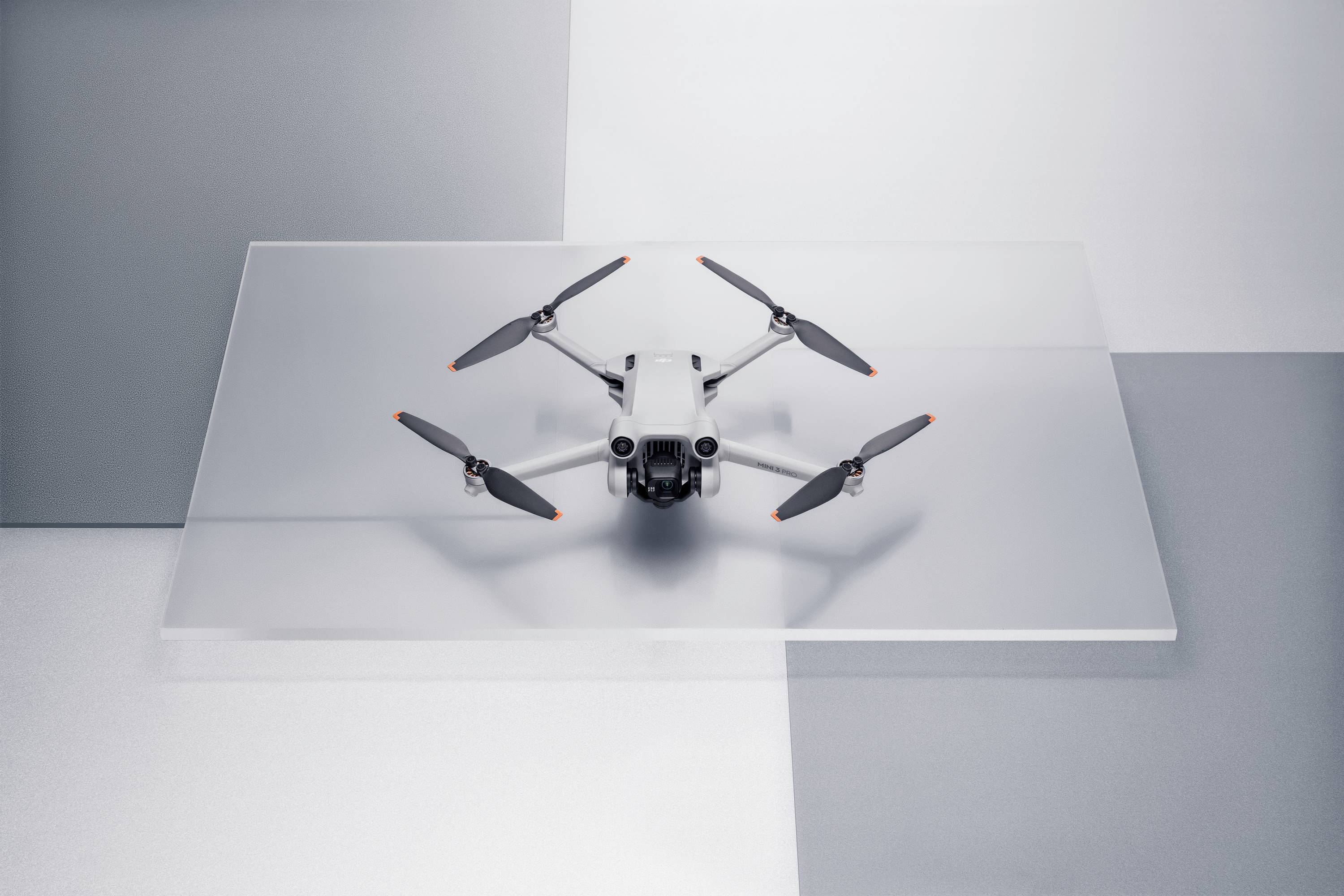 DJI Mini 3 Pro avec Smart Controller Drone quadricoptère prêt à voler (RtF) prises de vue aériennes gris clair
