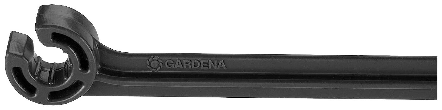 La clé de tuyau Gardena noir présente le logo et dispose d'une pince ouverte à long manche, idéale pour les travaux de jardinage.