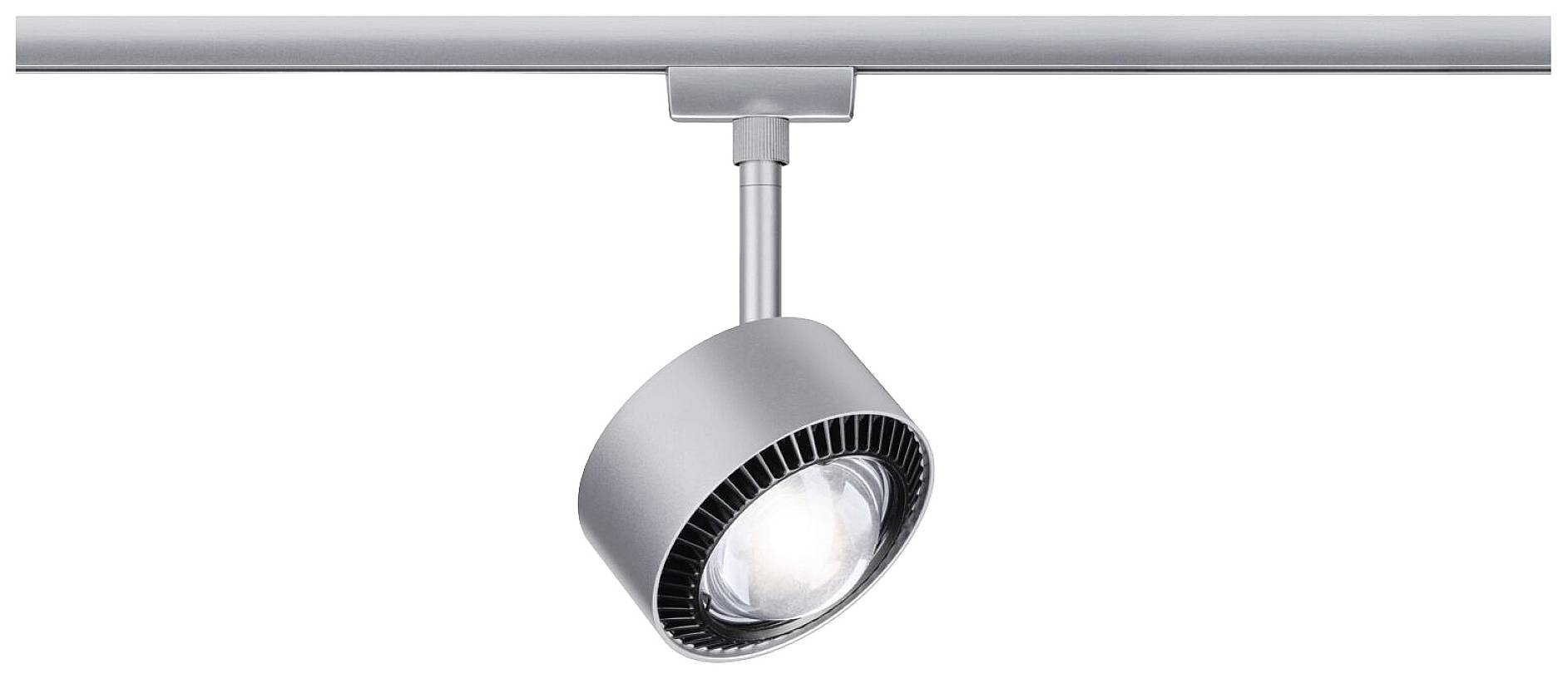 Spot de plafond argenté avec tête ronde et orientable, monté sur une rail stable.