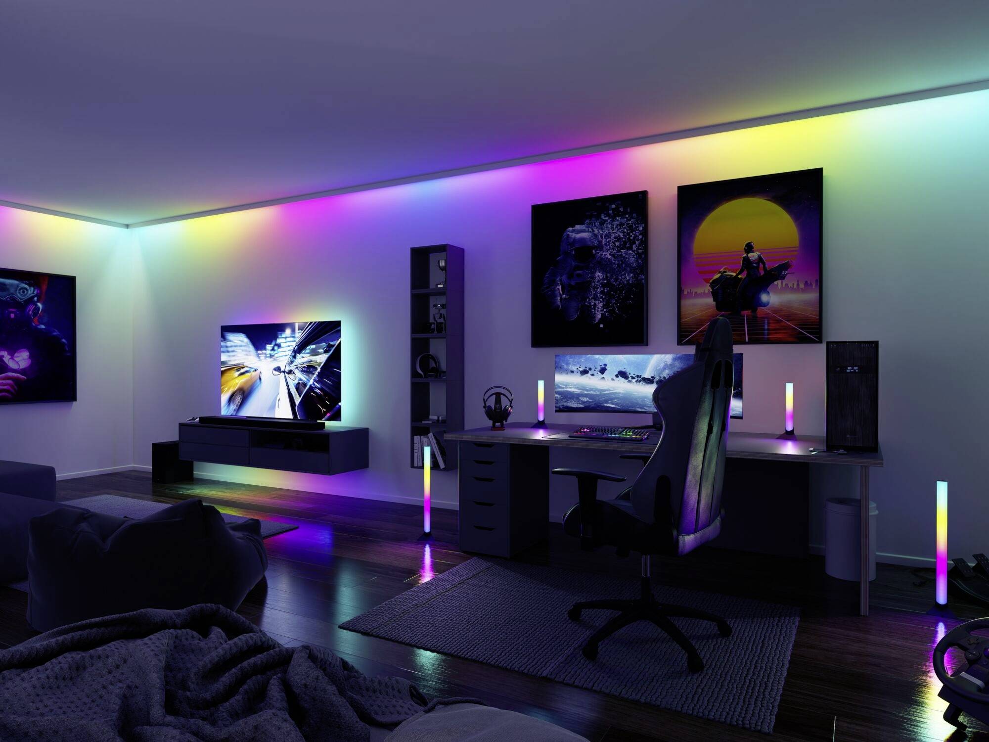 Une chambre de jeu aménagée de manière moderne avec un éclairage LED multicolore. Un grand écran et une chaise gaming sont visibles.