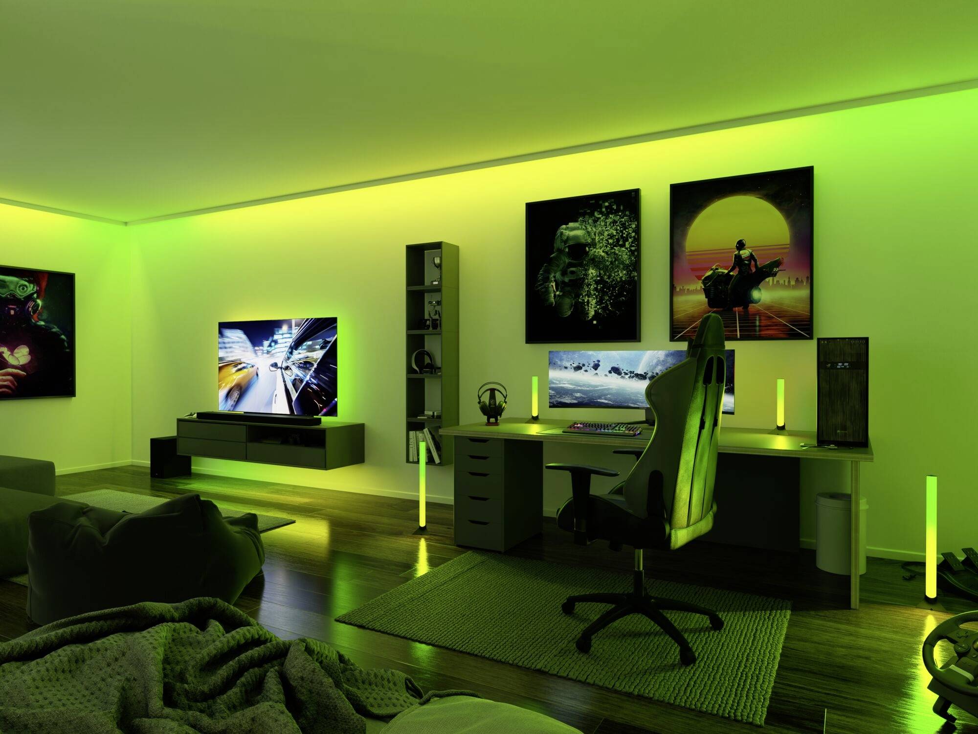 Une chambre de jeu moderne avec un effet d'éclairage vert. Un grand écran affiche un jeu, à côté se trouvent une chaise de gaming et un boîtier d'ordinateur. Des tableaux muraux en arrière-plan.