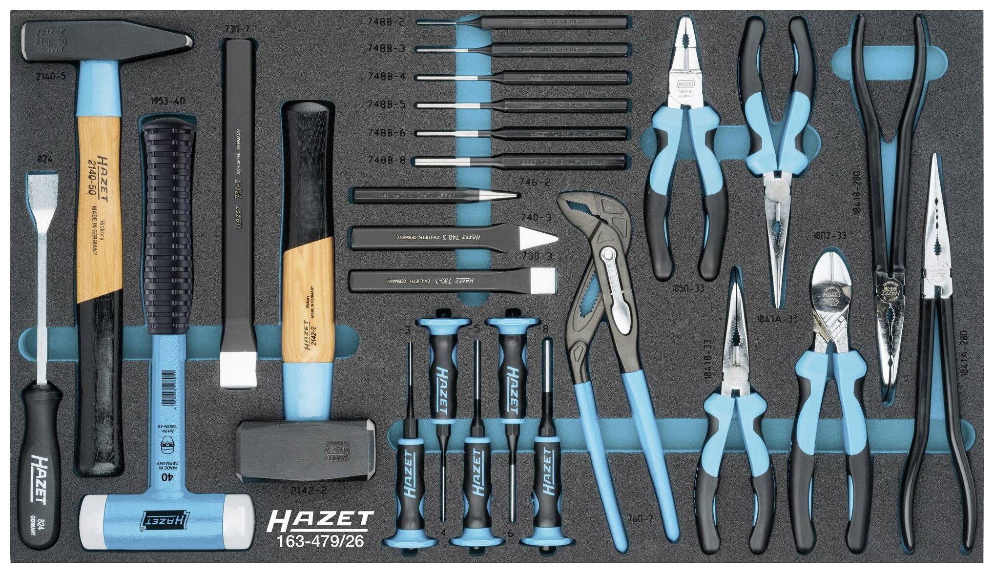 Un ensemble d'outils comprenant des marteaux, des tournevis, des pinces et des limes sur un support en mousse de rangement ordonné. Marque 'HAZET'.