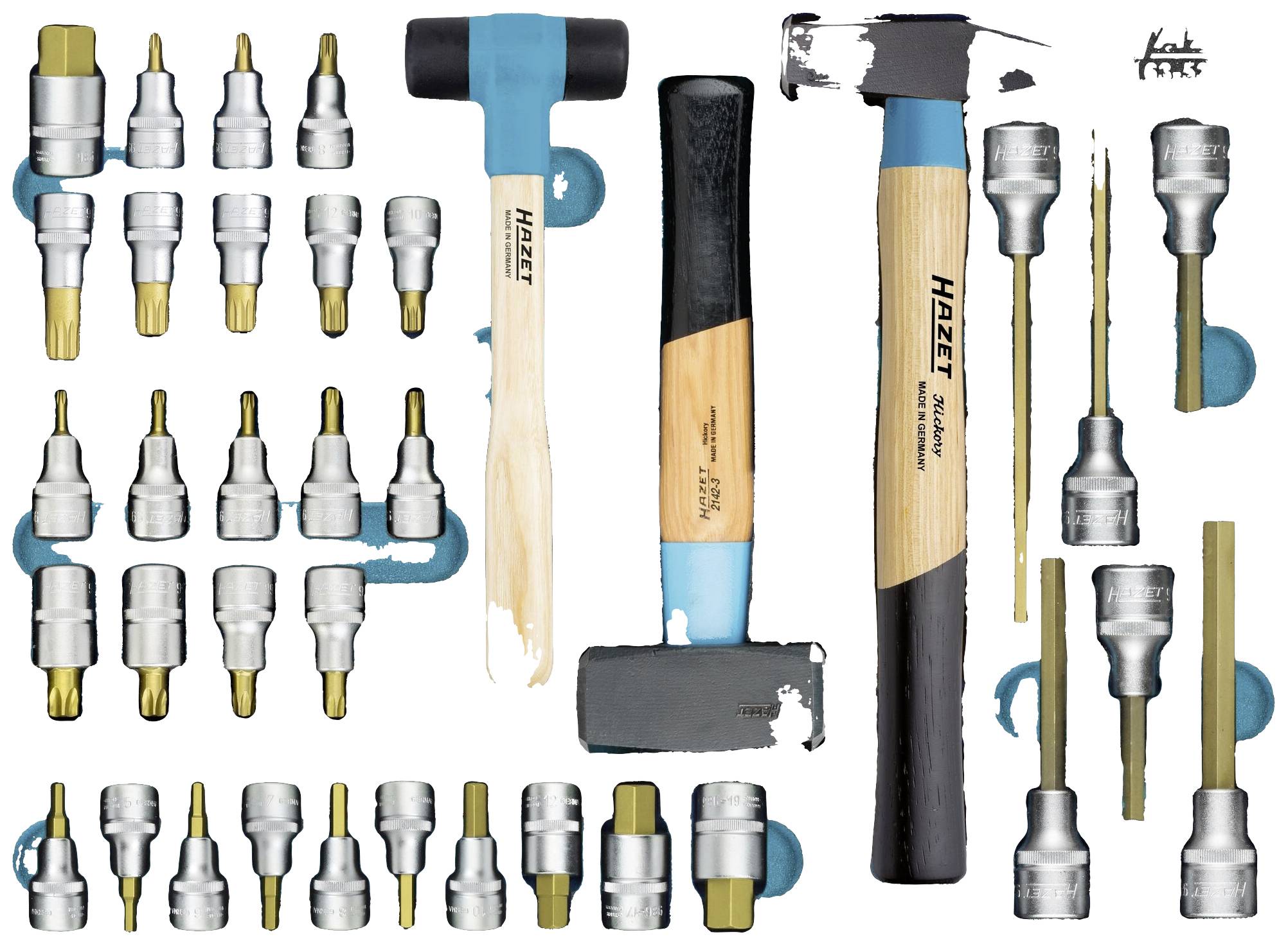 Un ensemble d'outils comprenant de nombreux embouts différents et trois marteaux. Les outils sont soigneusement disposés sur un fond blanc.
