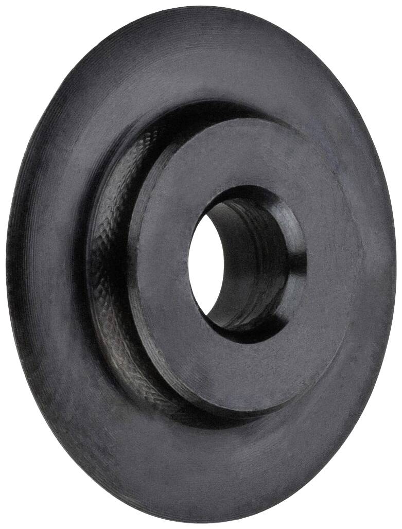 Disque métallique noir, rond, avec un trou central et des sillons profonds sur la surface, représentant des éléments de design fonctionnels.
