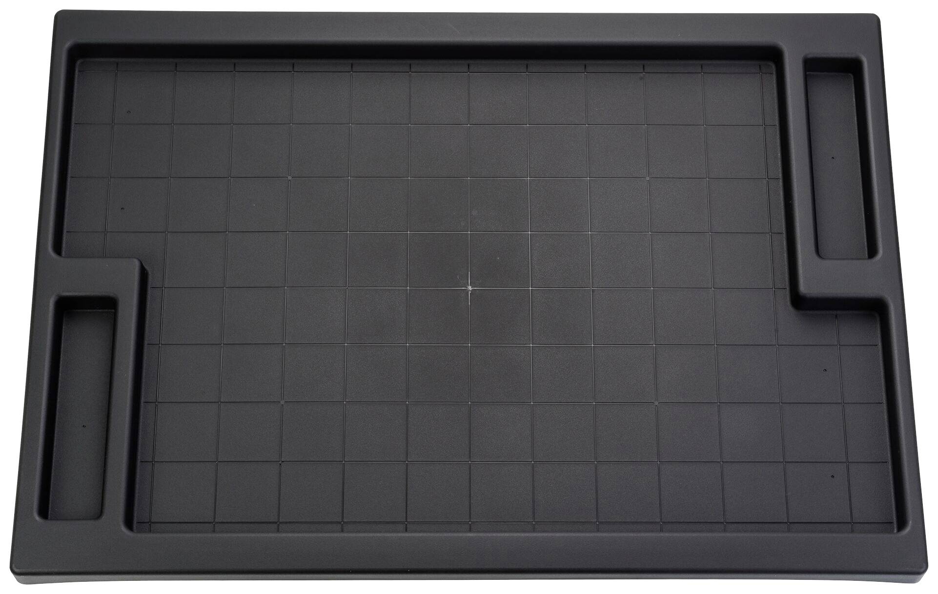 Un plateau à outils rectangulaire noir avec des rainures pour ranger les outils et les accessoires, doté de deux compartiments verticaux sur le côté gauche.