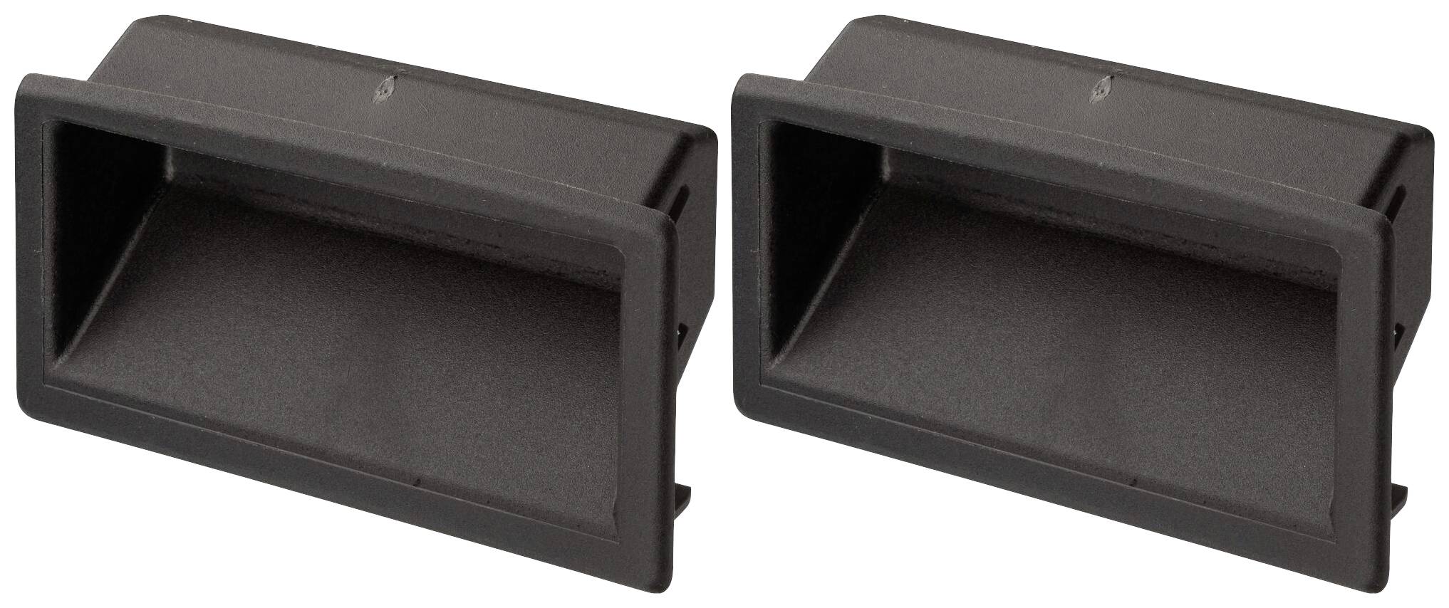 Deux poignées rectangulaires en plastique noir, creusées et positionnées côte à côte, adaptées aux meubles ou aux tiroirs.