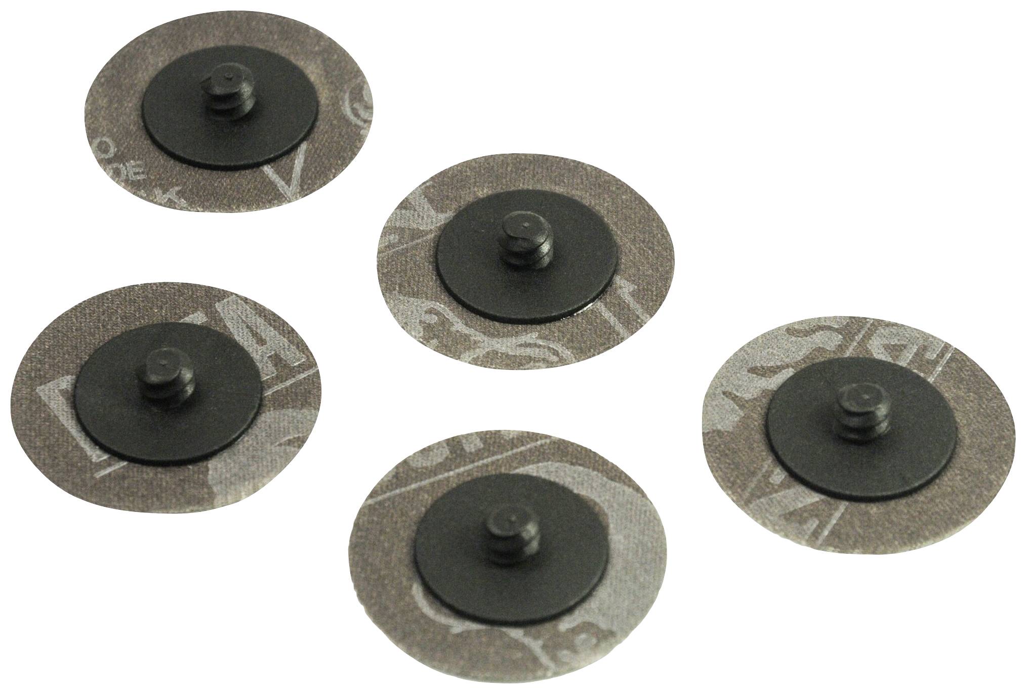 Cinq disques abrasifs ronds avec un centre noir. Ils sont répartis uniformément sur un fond brun.