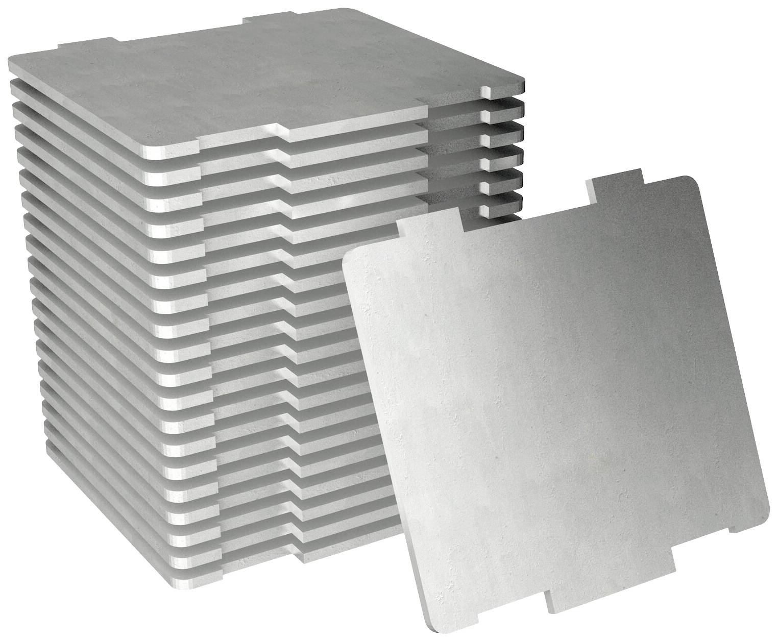 Une pile de plaques métalliques carrées, soigneusement empilées. Une seule plaque est légèrement appuyée contre le côté de la pile.