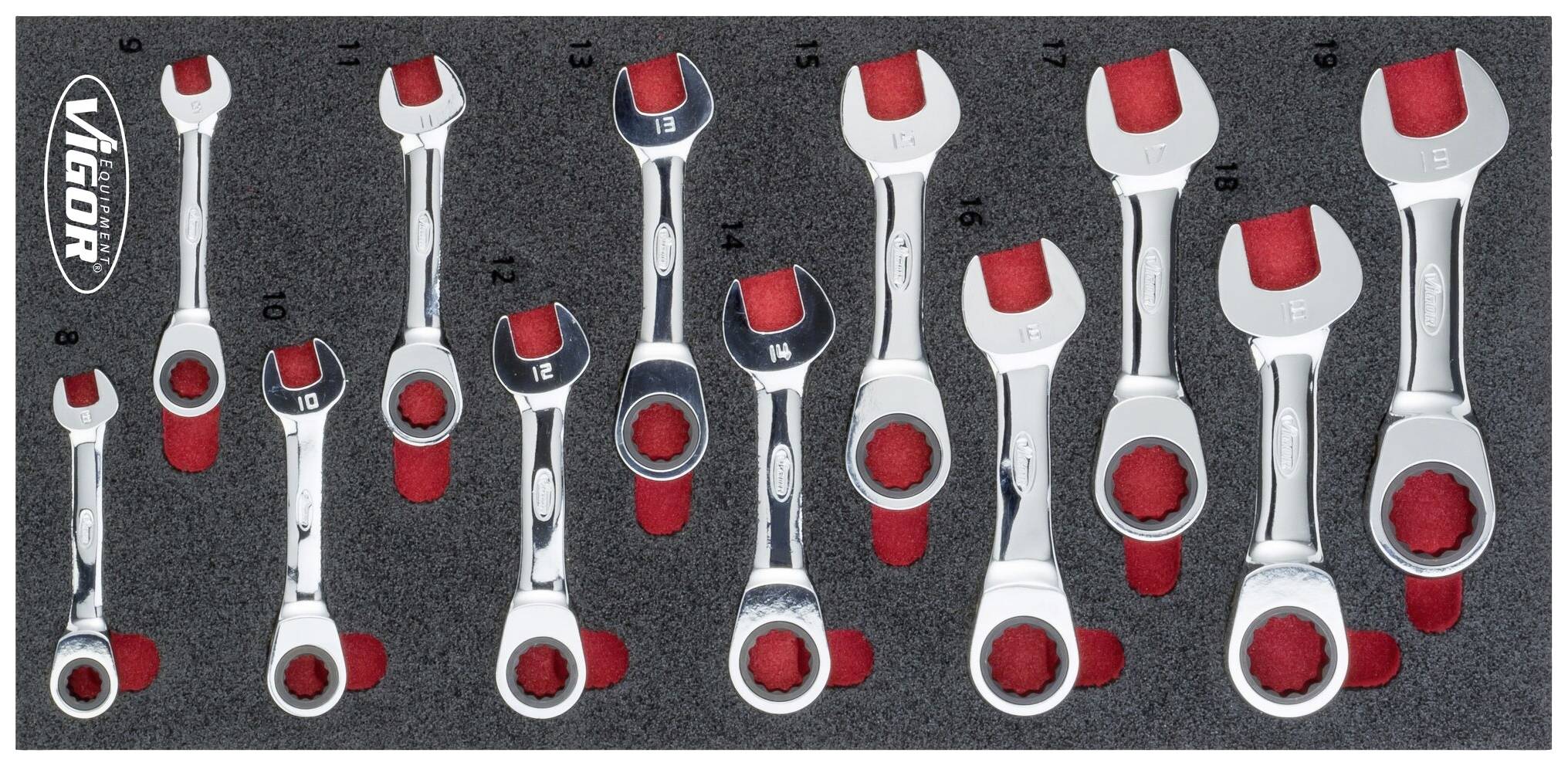 Un ensemble de onze clés à cliquet chromées de différentes tailles, soigneusement rangées dans un insert en mousse sur mesure.