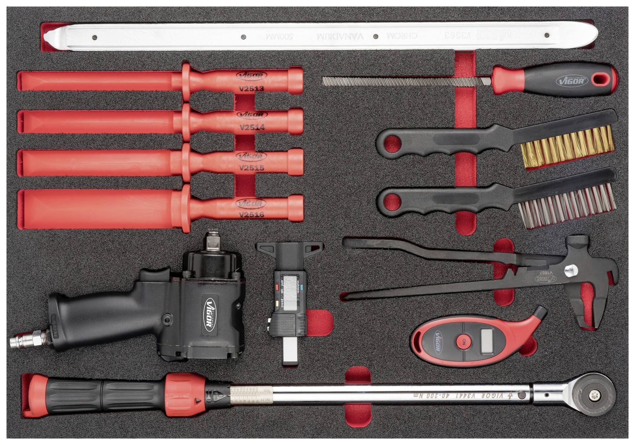 Coffret à outils : tournevis isolés, pinces, clés à cliquet, clé dynamométrique, outil pneumatique, pied à coulisse, limes, brosses.