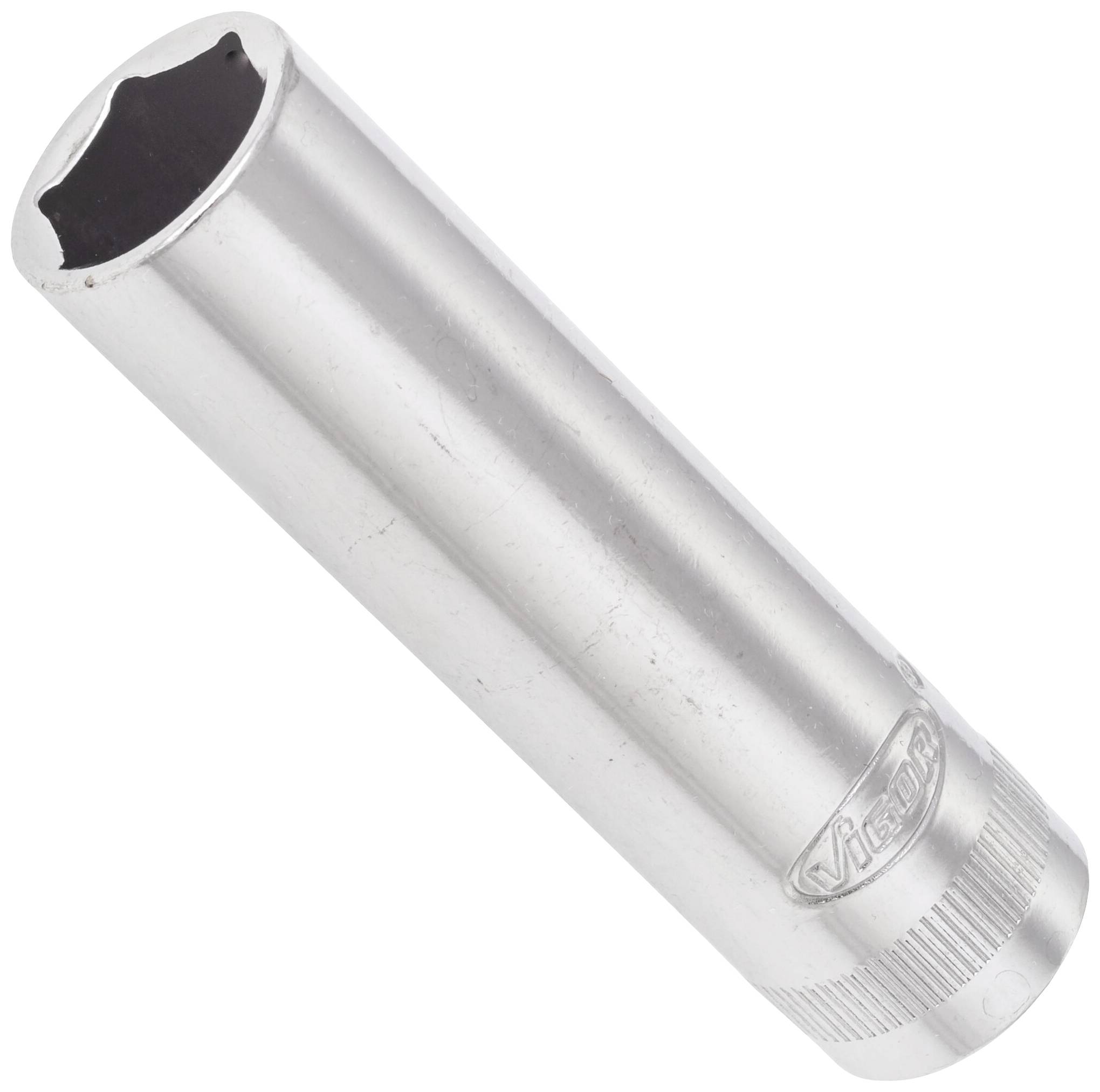 Une clé pour bougie d'allumage en argent est représentée en biais. Elle est cylindrique et fabriquée en métal, avec une surface striée à l'extrémité.