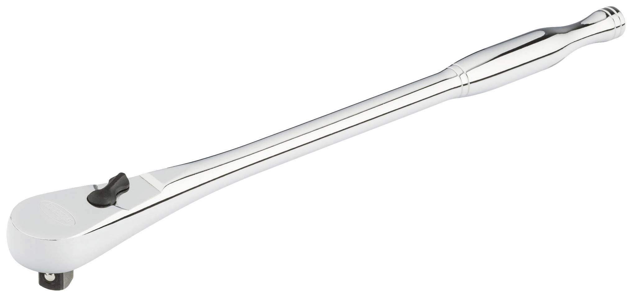 Une clé à cliquet en argent avec une poignée ergonomique. Adaptée aux travaux de mécanique et de réparation.