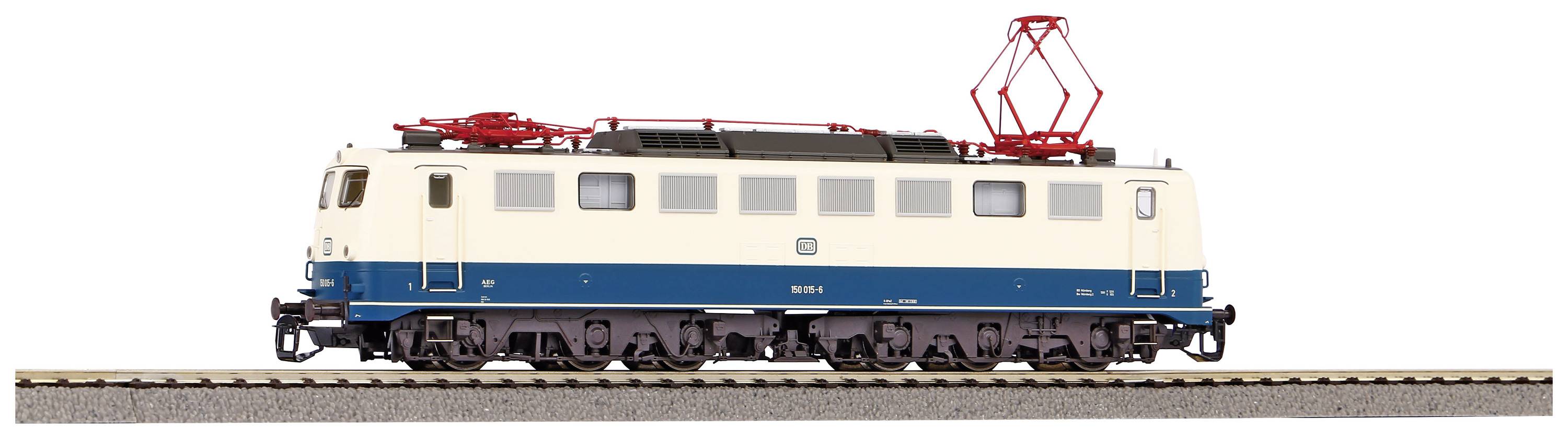 Un train miniature avec un schéma de couleurs crème et bleu roule sur un tronçon de rail. La locomotive a un pantographe peint en rouge.