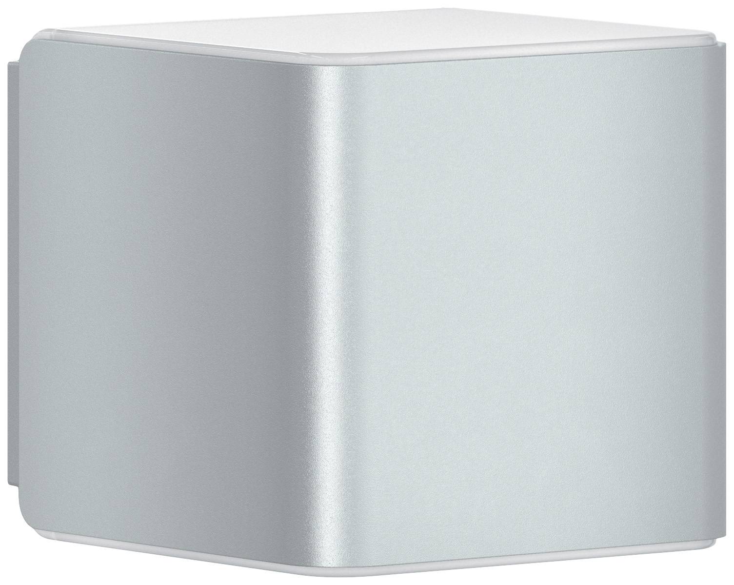Applique murale LED argentée en forme de cube.
