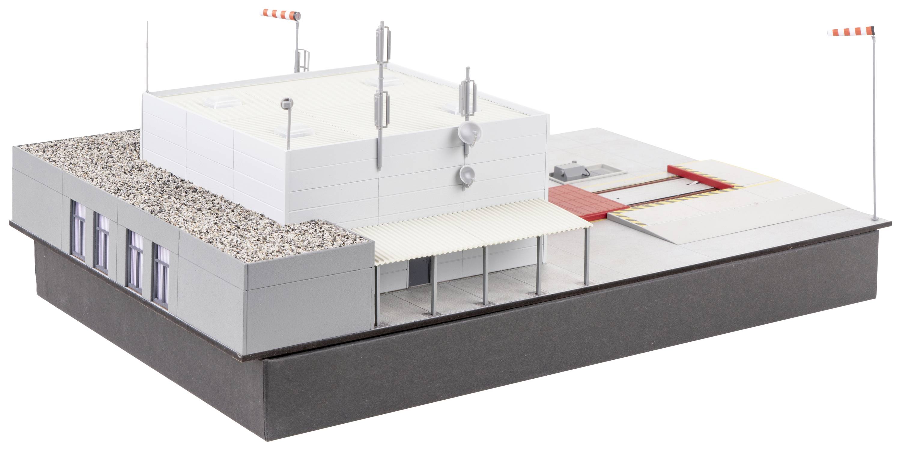 Un modèle architectural d'un bâtiment moderne avec un toit plat, des antennes et deux girouettes sur le toit. La maquette présente une représentation réaliste de la surface et des détails du bâtiment.