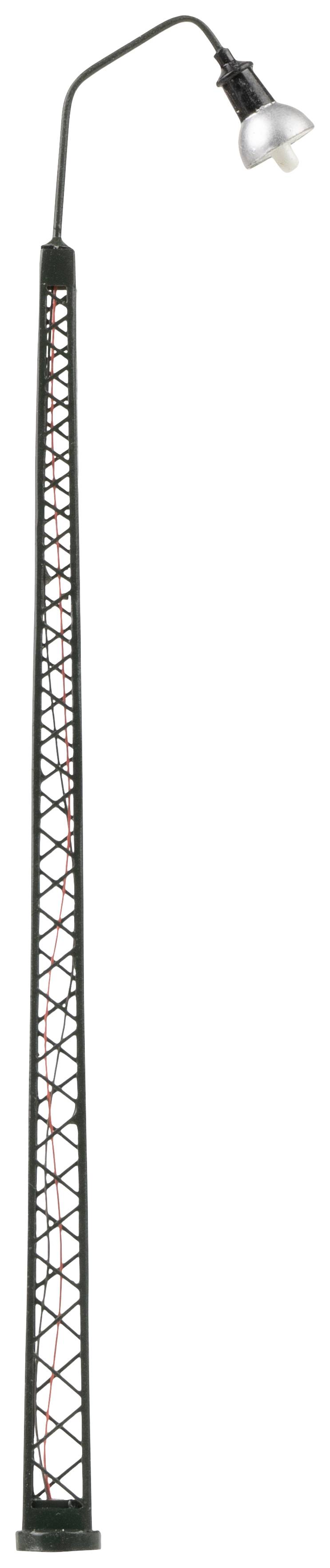 Un lampadaire élancé et étroit, doté d'un mât fin à structure grillagée et d'une tête lumineuse légèrement inclinée vers le bas.