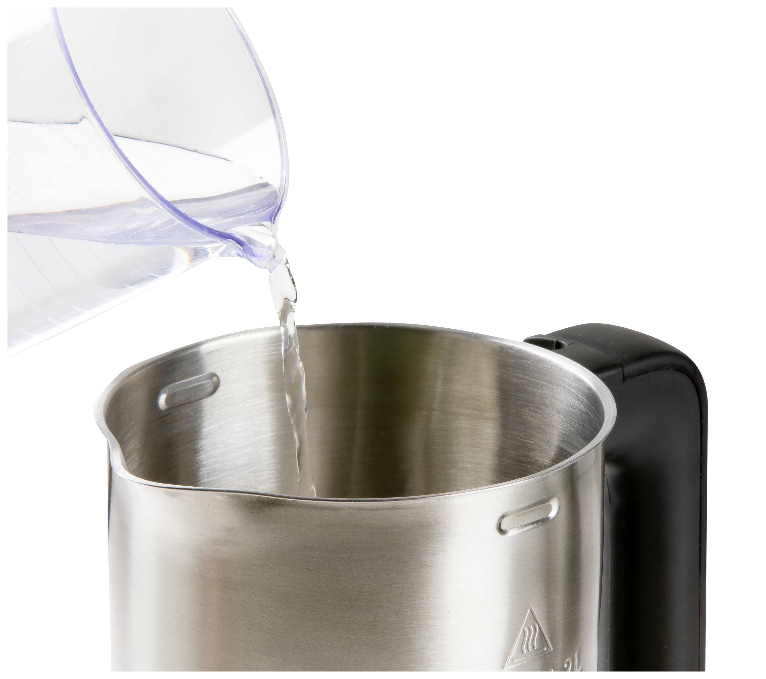 Un récipient doseur d'eau est versé dans un récipient en acier inoxydable.