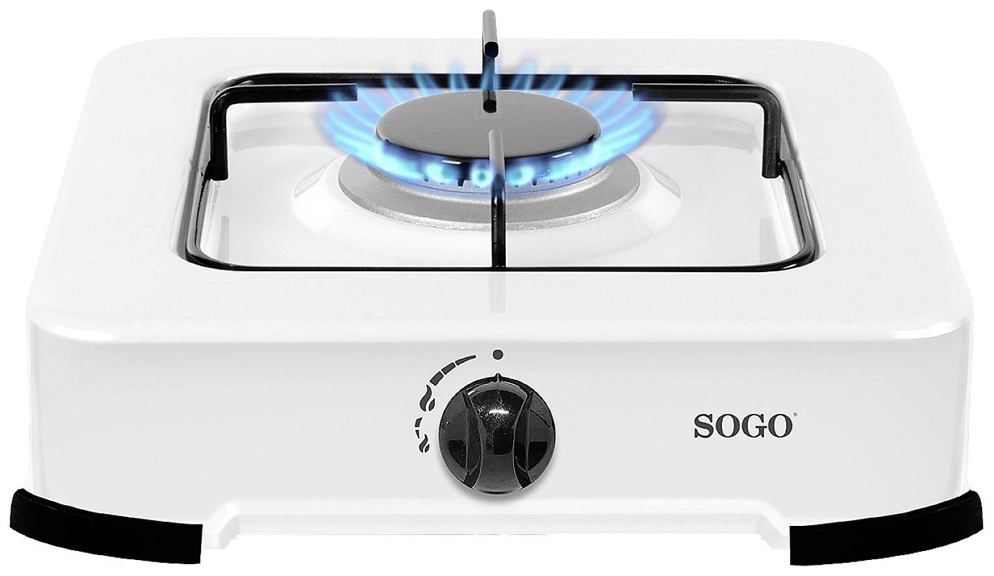 Un réchaud à gaz portable blanc avec une flamme bleue brûle sur le brûleur. Un bouton rotatif pour régler l'intensité de la flamme est visible à l'avant.