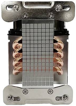 Dissipateur thermique en métal avec caloducs en cuivre et pad thermique gris pour le refroidissement de composants électroniques.