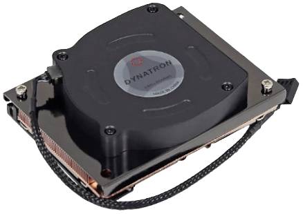Un dissipateur thermique noir avec un boîtier de ventilateur. Marquage 'Dynatron' au centre. Conçu pour le refroidissement des ordinateurs.