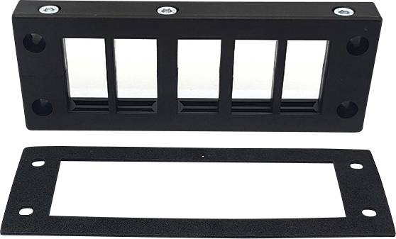Une pièce rectangulaire en plastique noir avec quatre ouvertures, et à côté une couverture rectangulaire en plastique avec une grande découpe.
