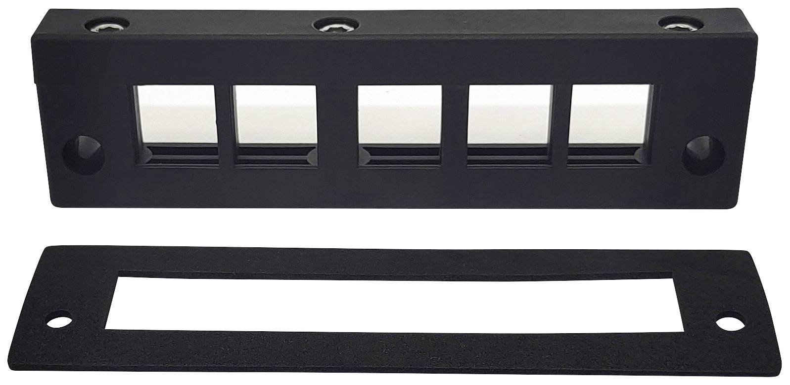 'Pièce rectangulaire noire en plastique avec quatre découpes carrées, à côté d'un couvercle amovible avec une fente oblongue.'