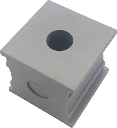 Bloc gris en plastique de forme cubique avec un trou en son centre.