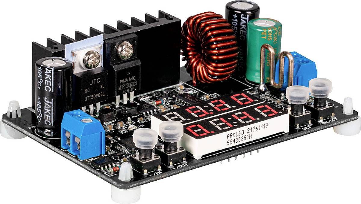 Circuit électronique avec affichage numérique, bobines, condensateurs et potentiomètres sur un circuit imprimé, utilisé pour la régulation de tension.