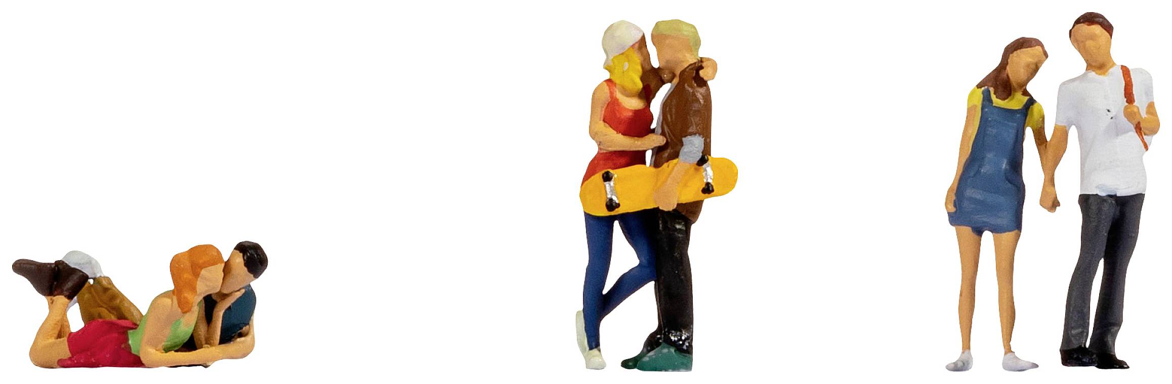 Trois couples de figurines miniatures sont dans des poses romantiques, chaque couple présentant des postures corporelles et des tenues vestimentaires différentes.