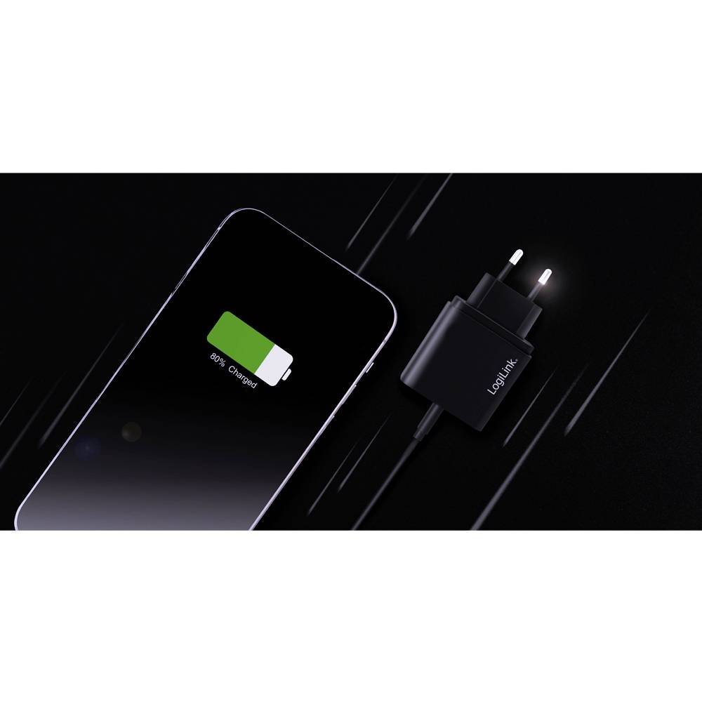 Smartphone avec un indicateur de batterie complètement chargé à côté d'un chargeur connecté sur un fond noir.
