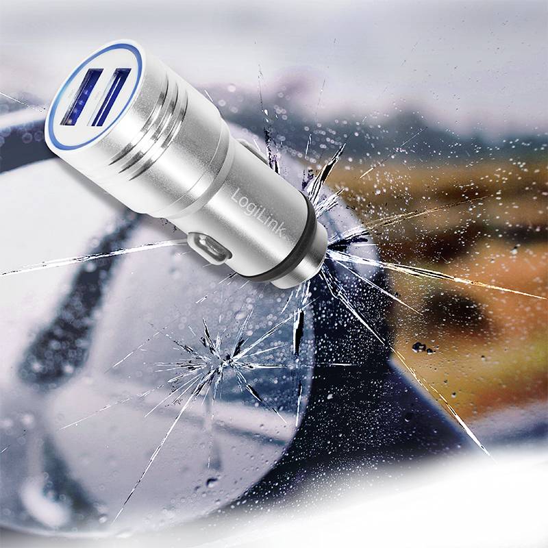 Un chargeur de voiture USB argenté à deux ports repose sur un verre de fenêtre de voiture fissuré, servant de marteau de secours.