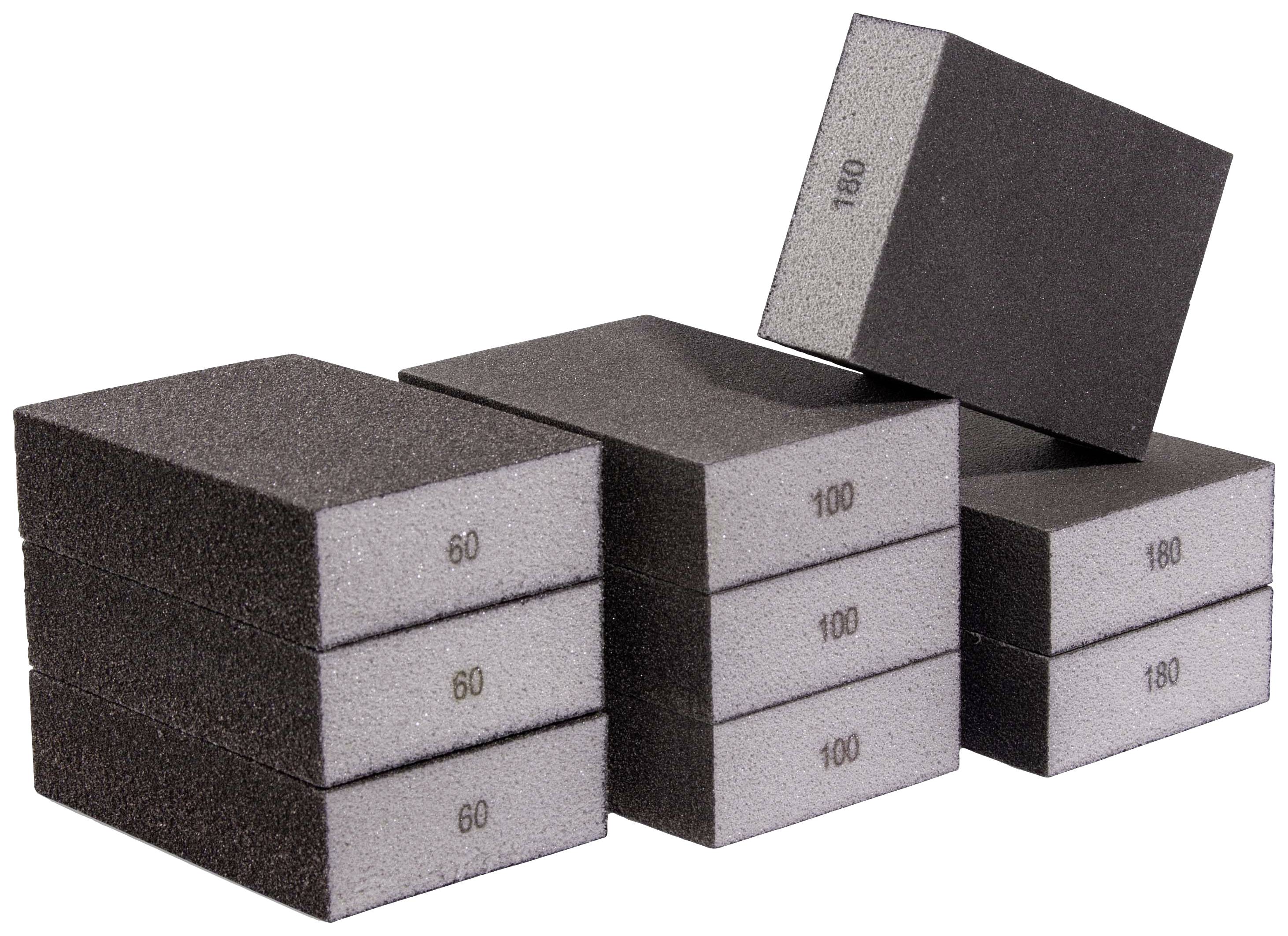 Trois piles d'éponges abrasives avec différents grains : 60, 100 et 180. Une éponge est dressée individuellement.