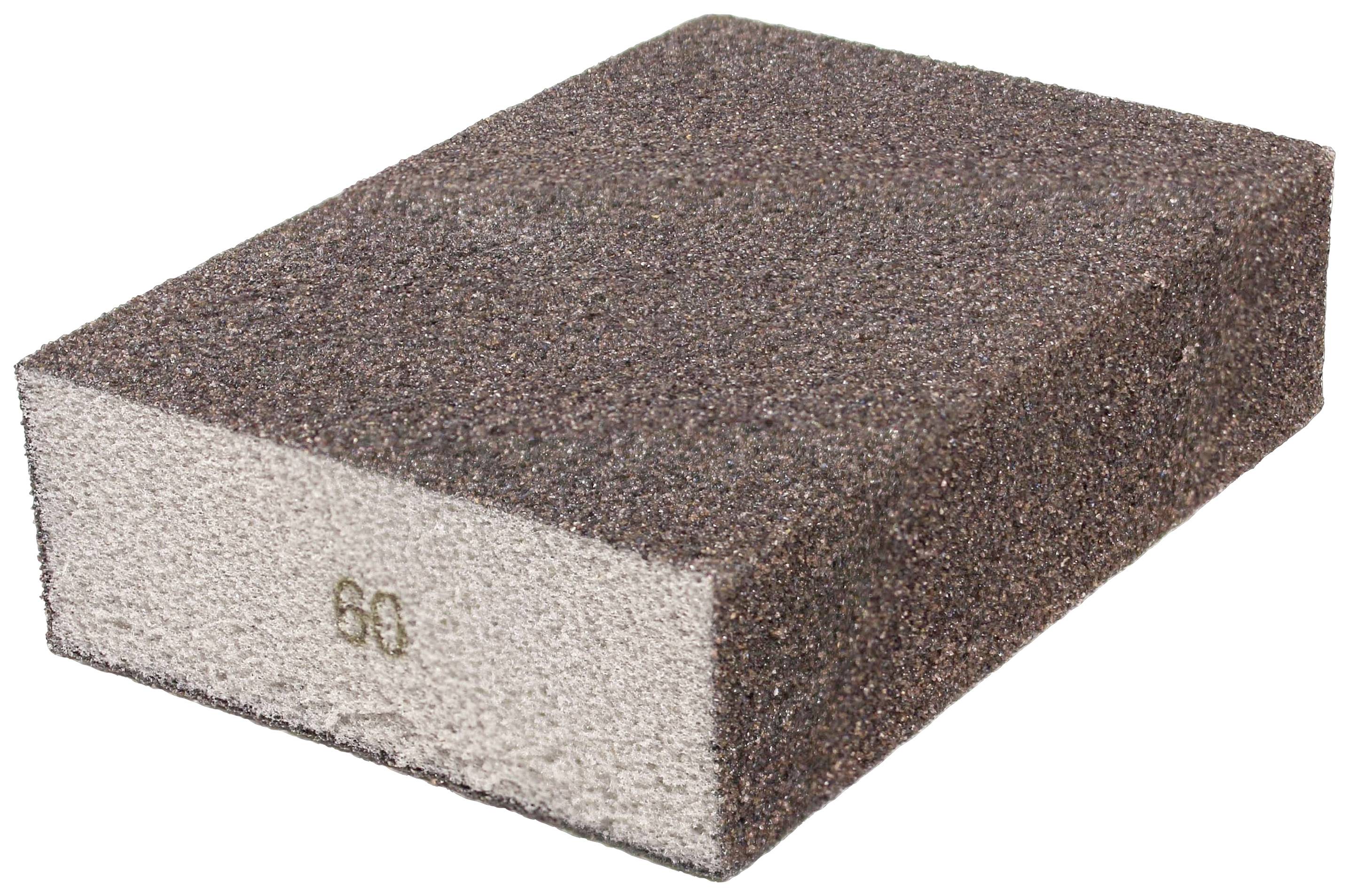 Une éponge abrasive rectangulaire à surface granulée, utilisée pour poncer et lisser des surfaces.