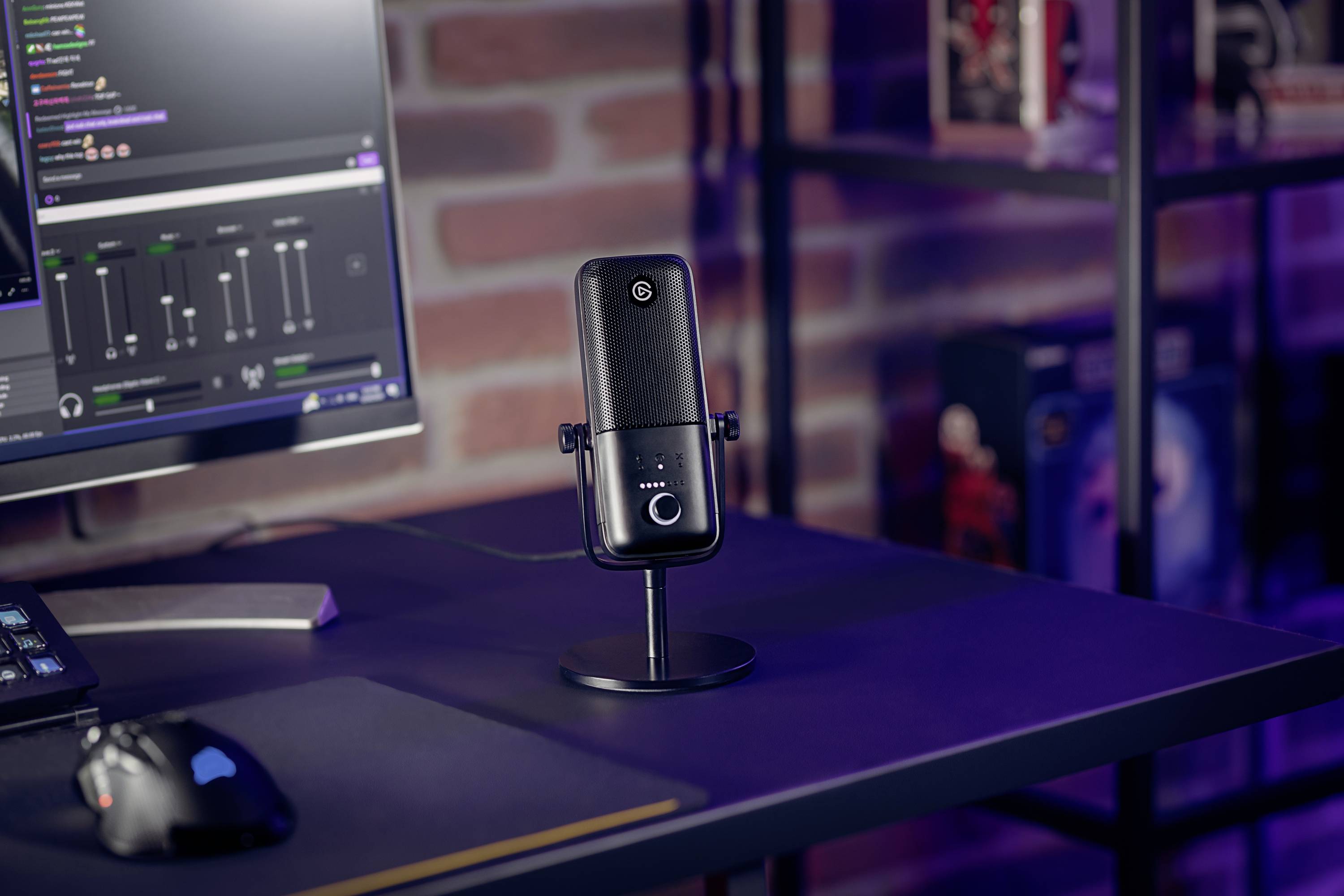 Microphone sur un bureau à côté d'un écran dans une pièce au mur de briques. Idéal pour le streaming ou les podcasts.