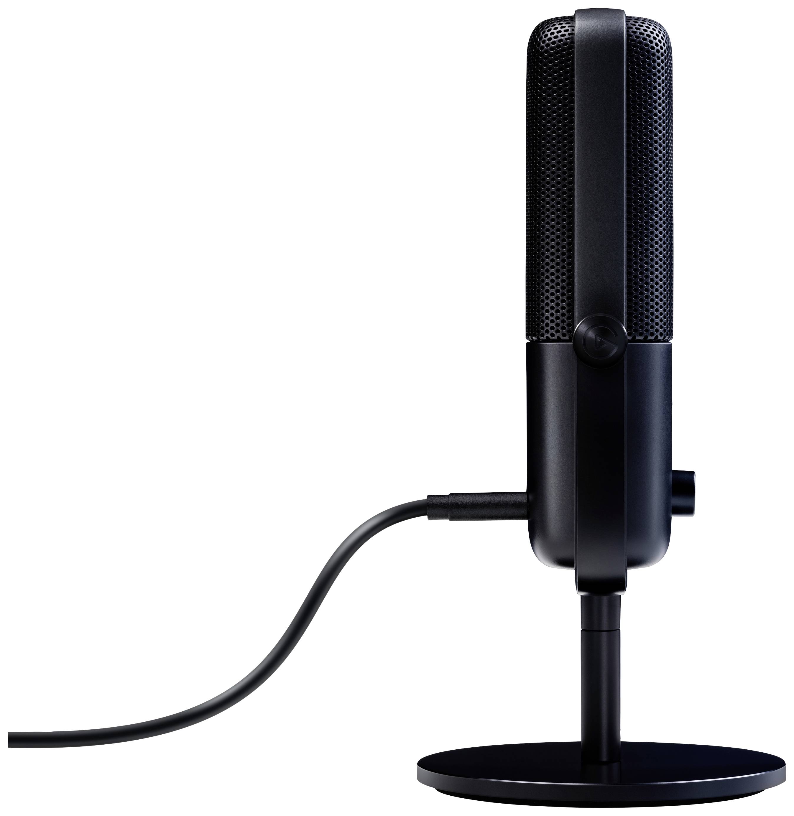 Un microphone de table noir avec connexion USB est dressé verticalement sur un socle rond. De profil, son design sobre et moderne est mis en valeur.
