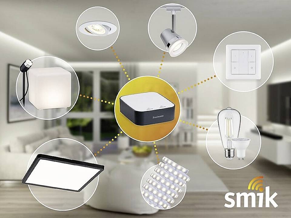 L'image montre un système domotique au centre, interconnecté avec différents appareils : lampe, interrupteur, LED, dans un salon.