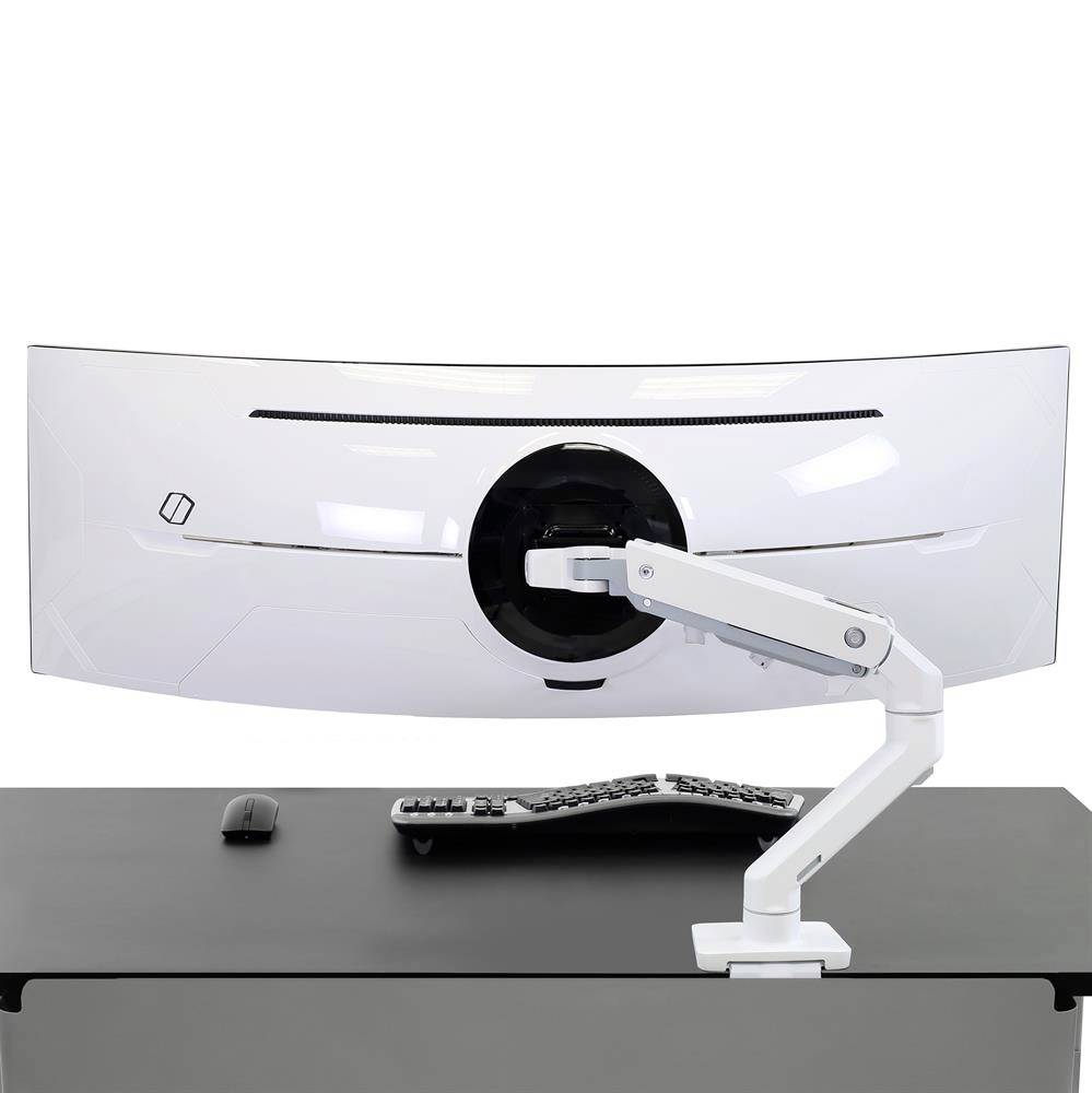 Un moniteur incurvé sur un bureau, monté sur un support blanc, à côté d'un clavier et d'une souris.