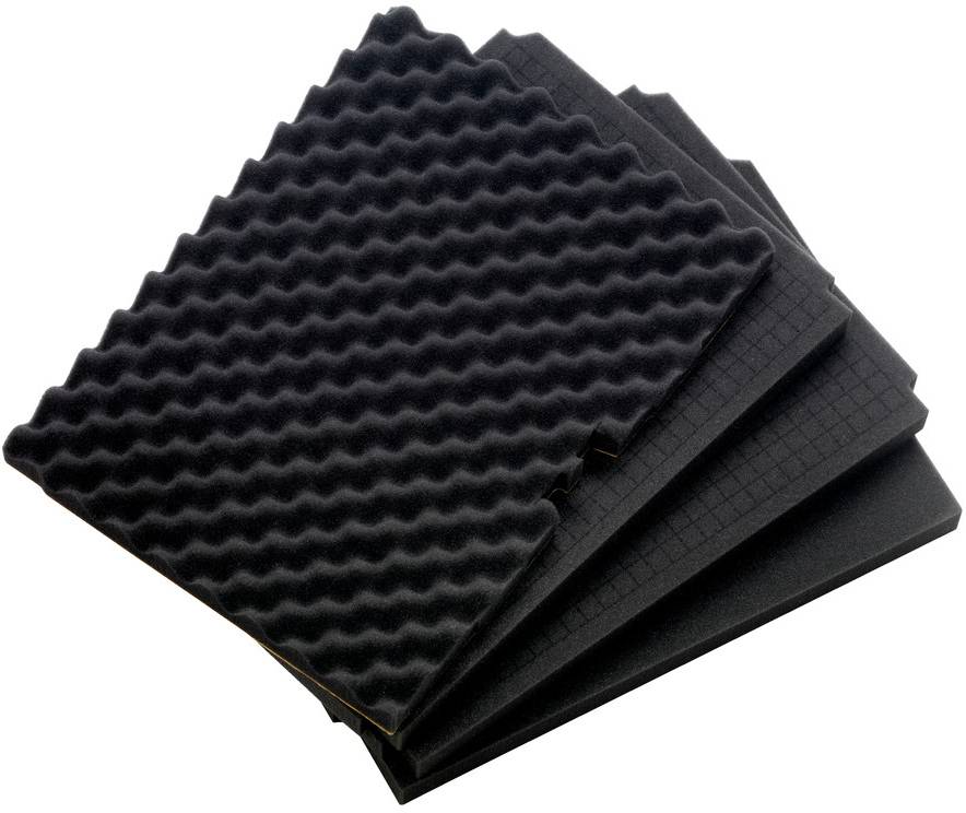 Panneaux acoustiques noirs empilés avec différentes textures ; ils sont utilisés pour l'isolation phonique dans les espaces intérieurs.