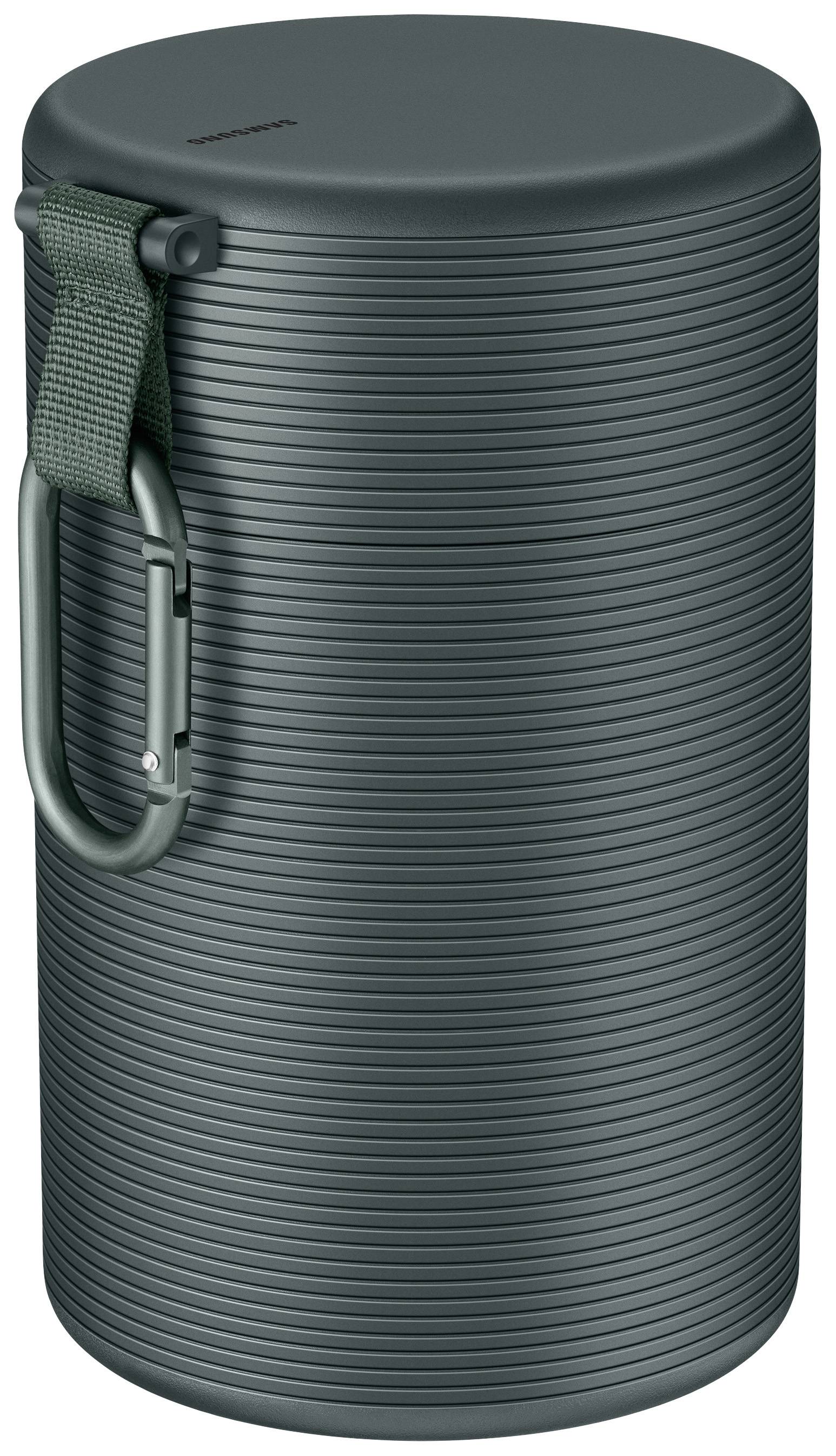 Haut-parleur Bluetooth cylindrique vert foncé à surface texturée, équipé d'un mousqueton intégré pour faciliter le transport.