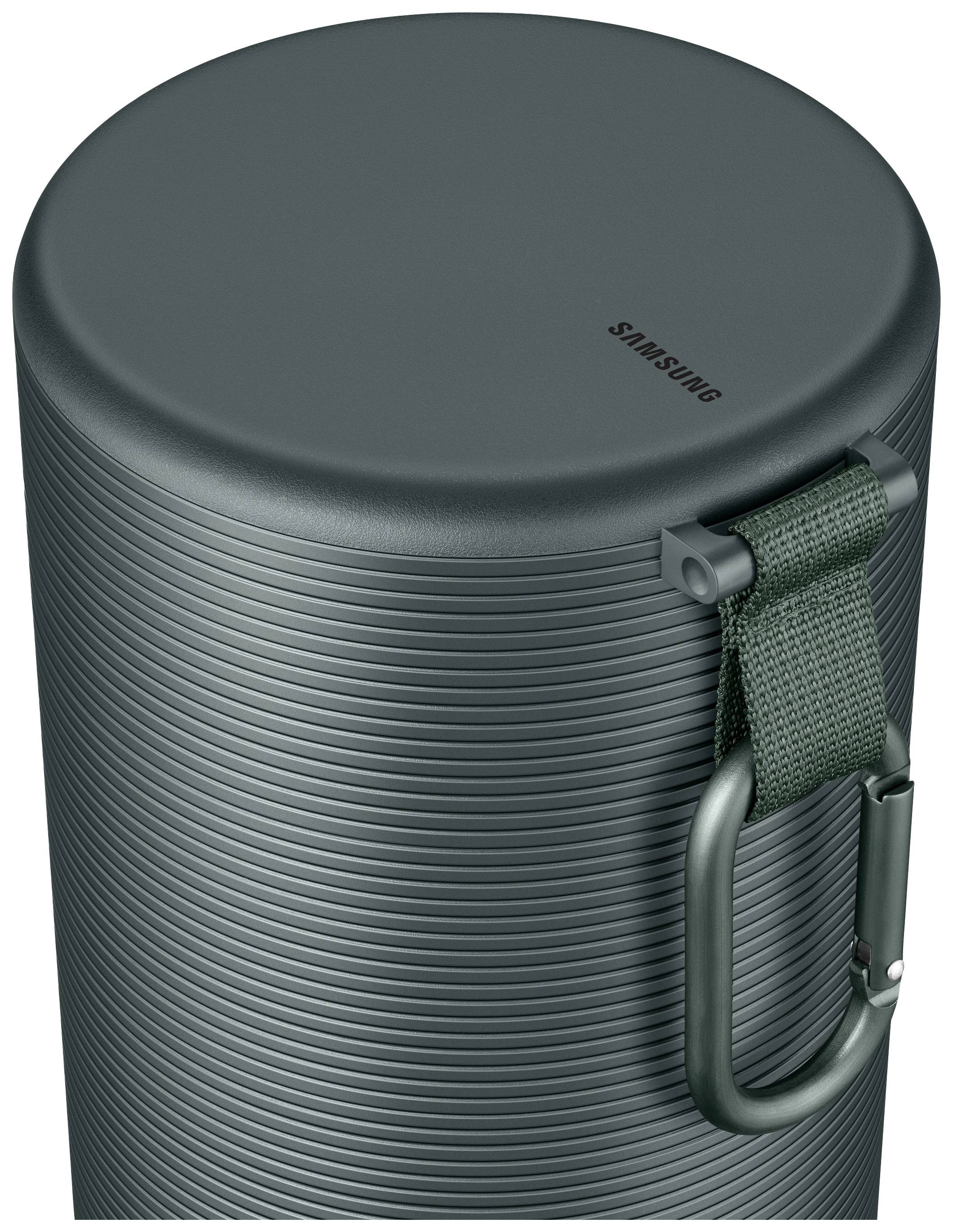 Un haut-parleur cylindrique vert avec une texture, des sangles de support et un mousqueton. Le logo Samsung est visible en haut.