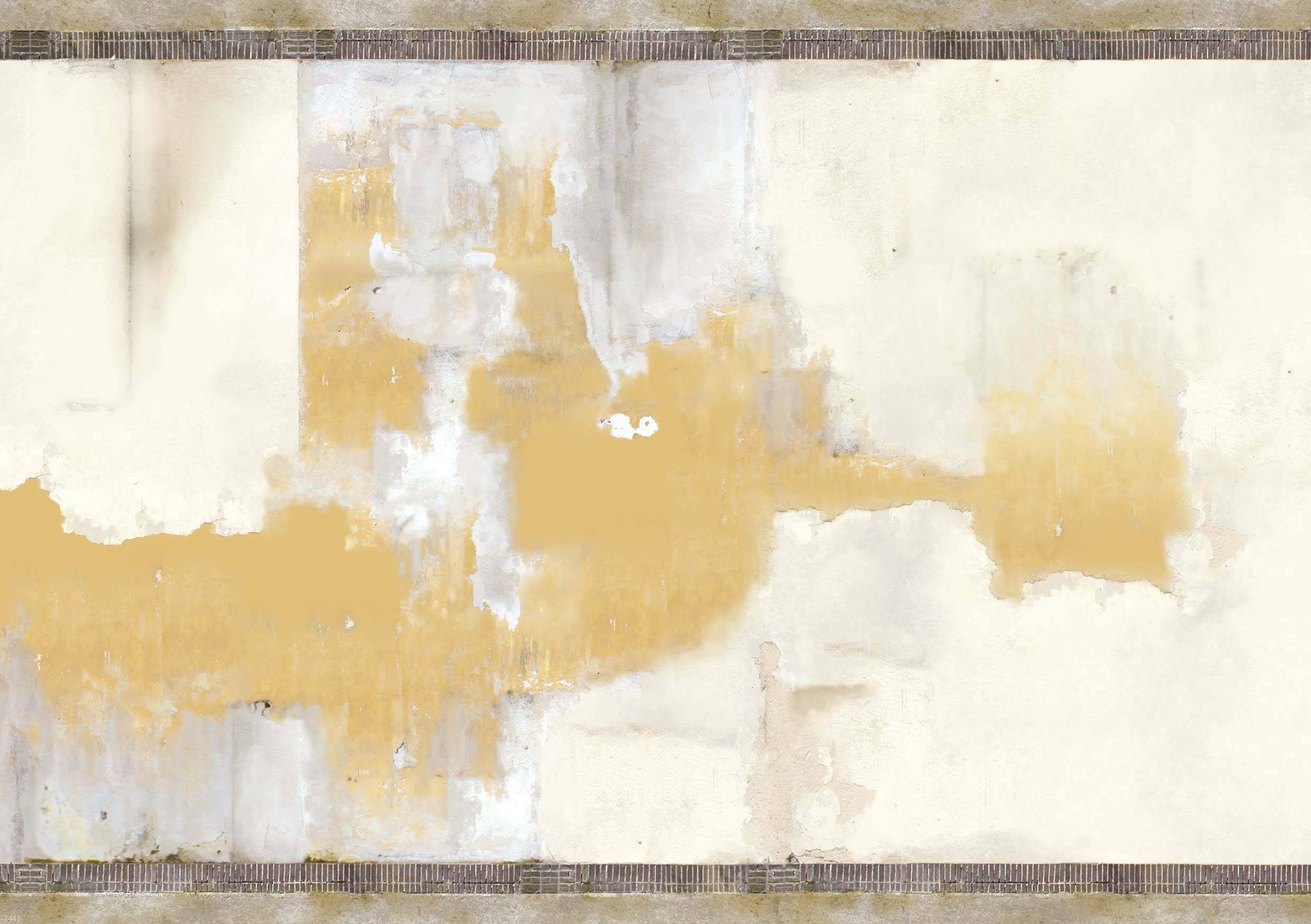 Peinture murale abstraite en beige et orange avec des surfaces usées et délavées, suggérant une atmosphère calme et vieillie.